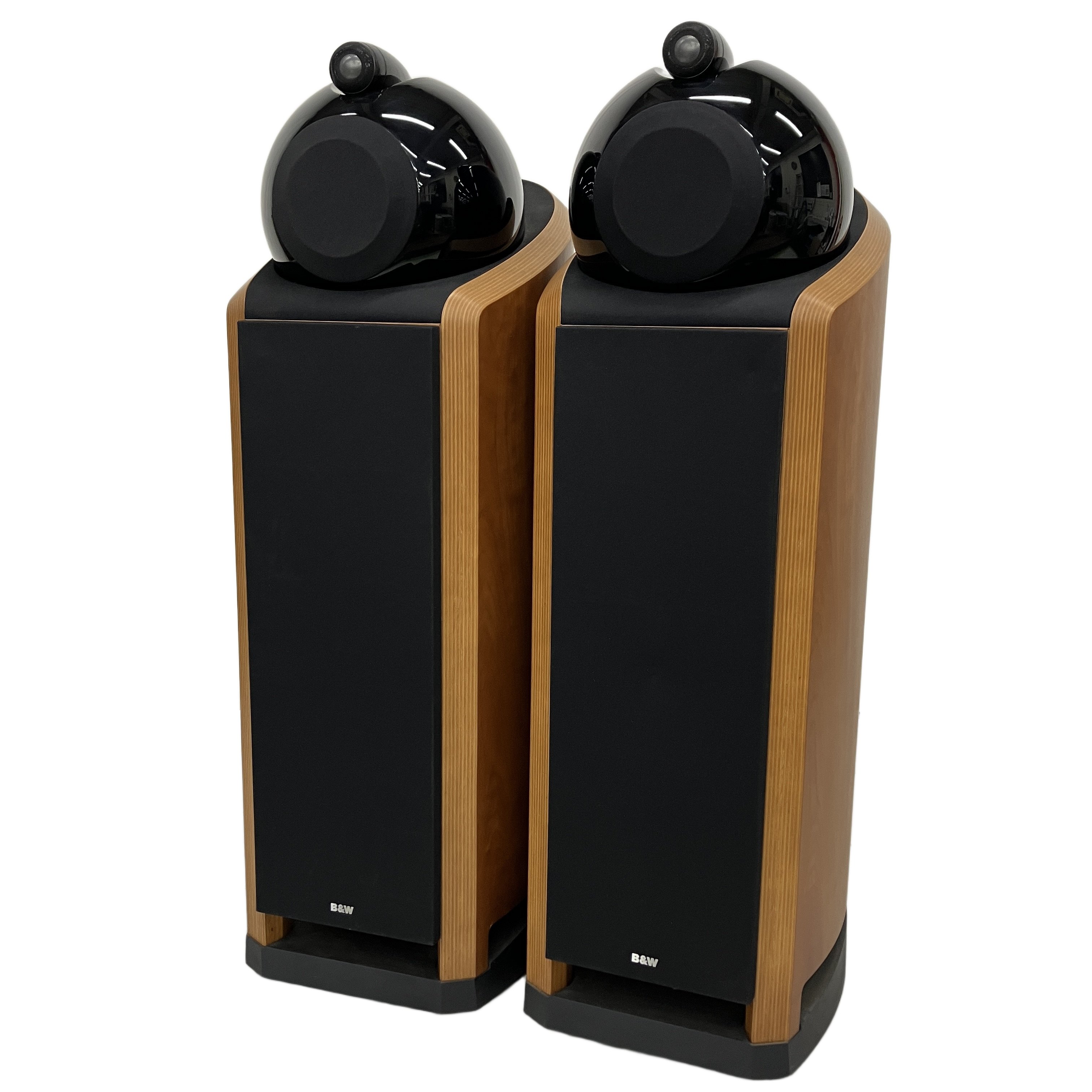 圧倒的な解像度と豊かな音場再現能力を持ち、リスニングルームを最高の音響空間へと変貌させる実力機