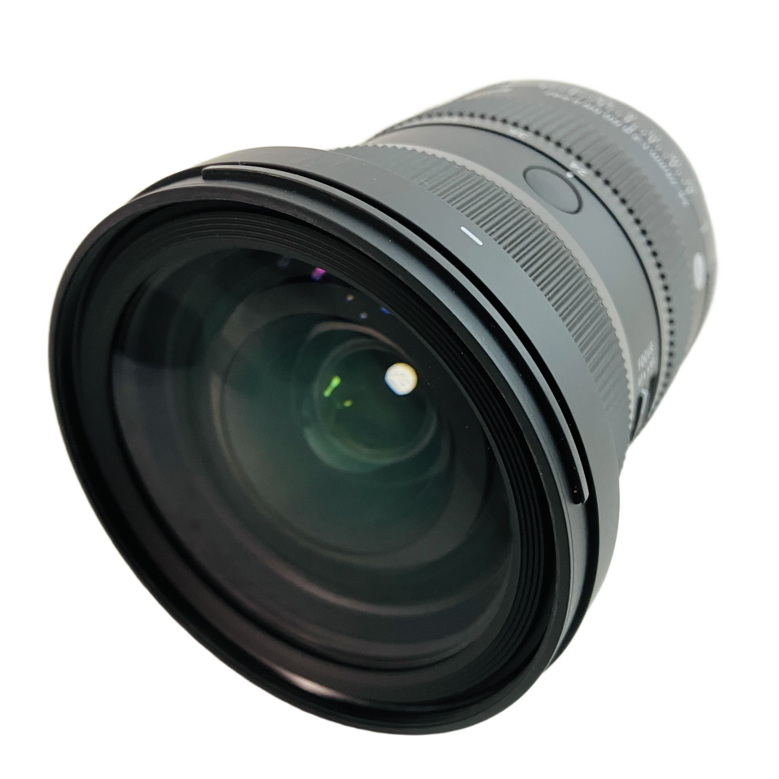 シグマのフラッグシップ「Art」ラインを代表する大口径標準ズームレンズの第2世代モデル