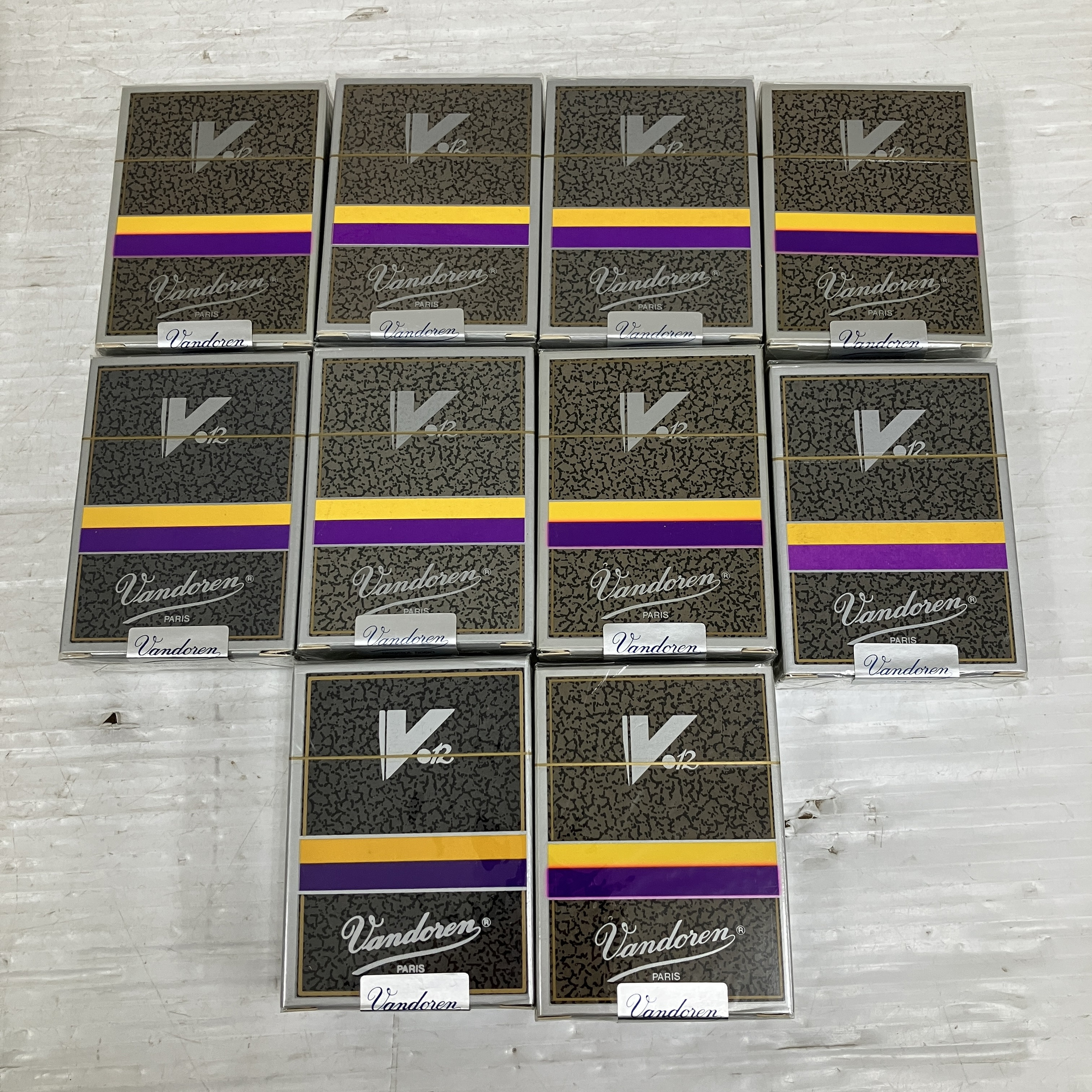 楽器店閉業に伴い、楽器アクセサリー大量入荷中!!