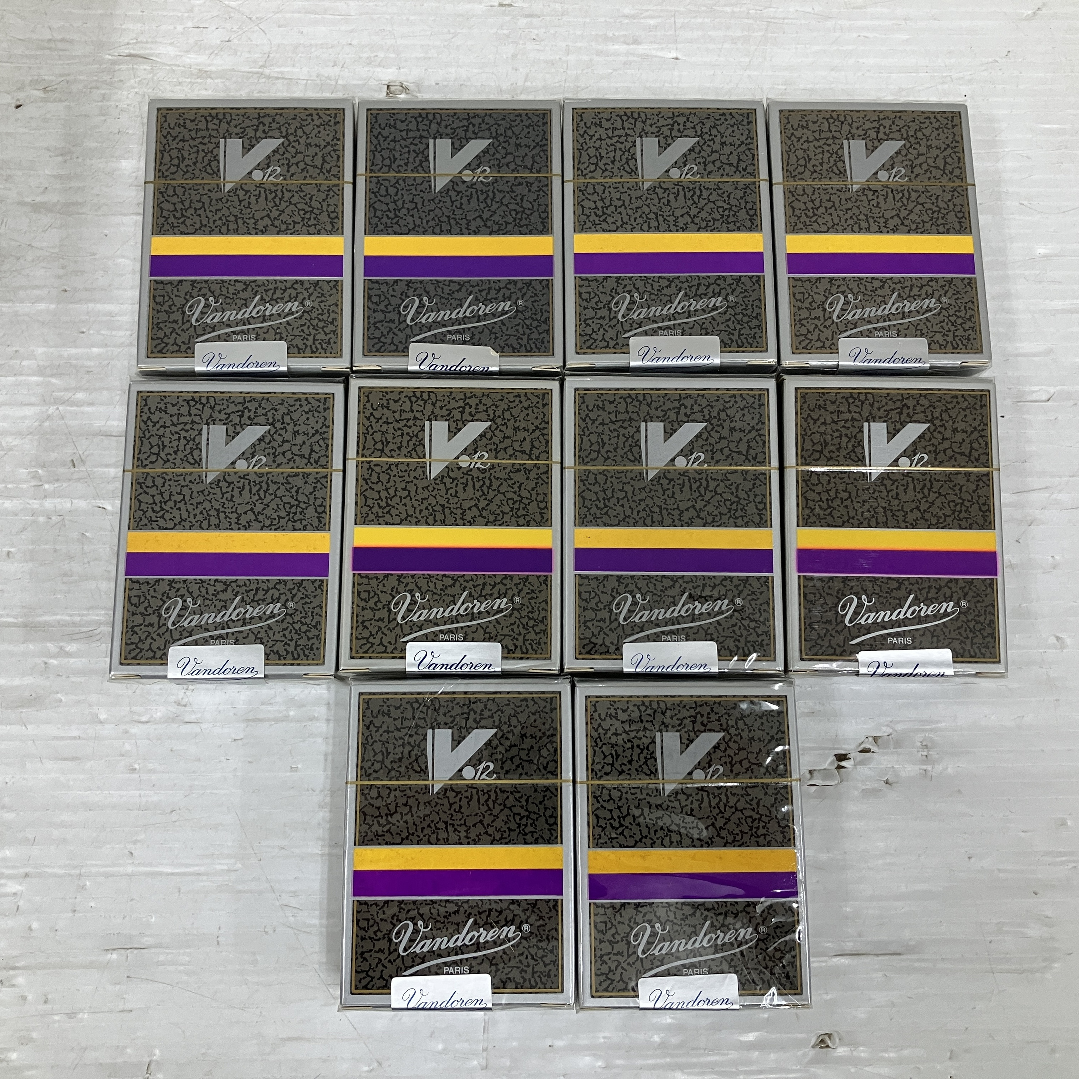 楽器店閉業に伴い、楽器アクセサリー大量入荷中!!