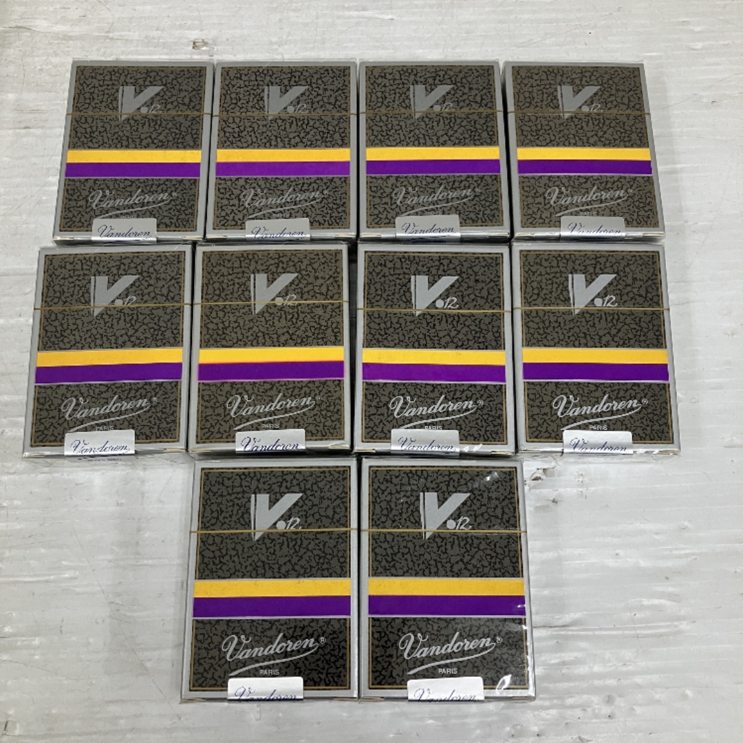 楽器店閉業に伴い、楽器アクセサリー大量入荷中!!