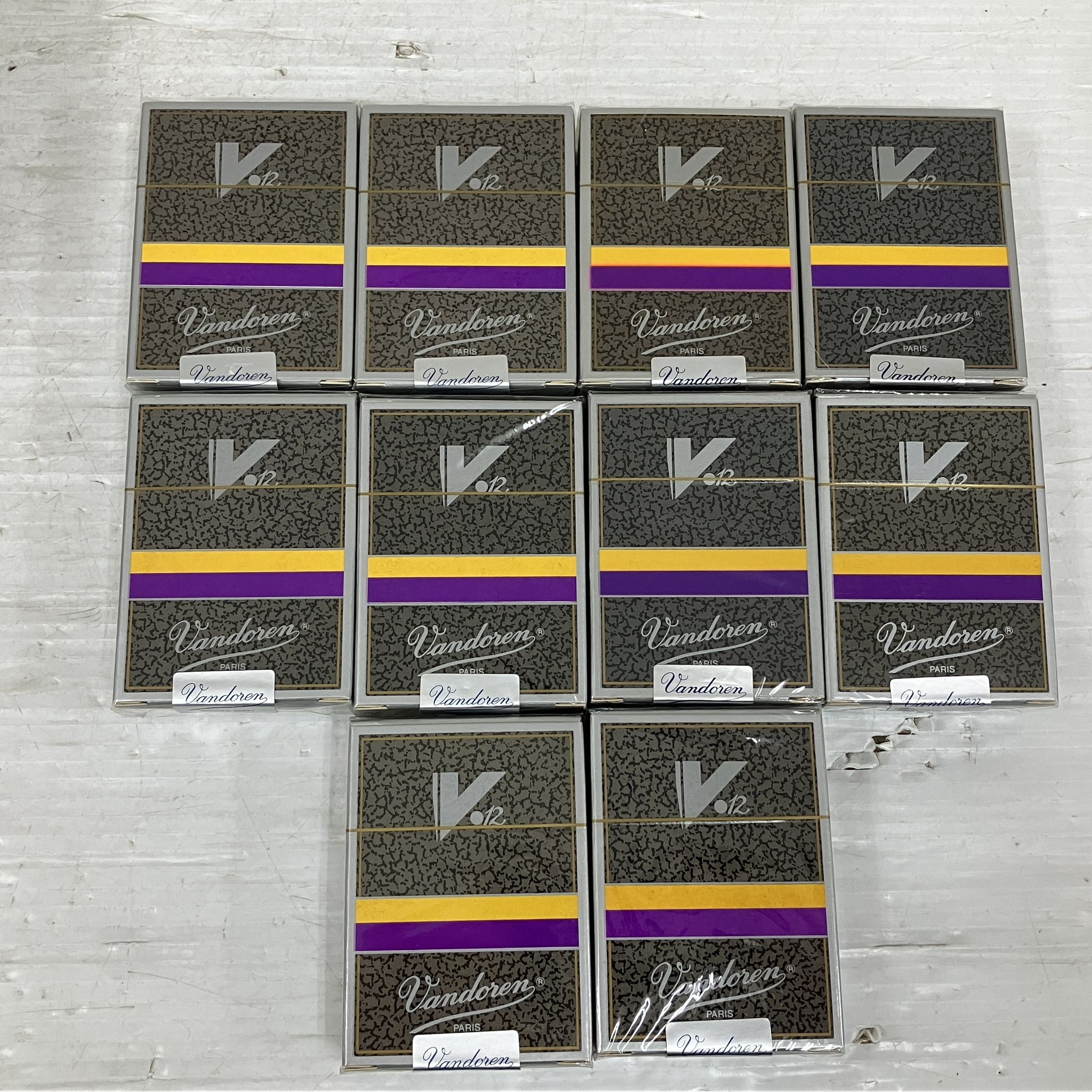 楽器店閉業に伴い、楽器アクセサリー大量入荷中!!