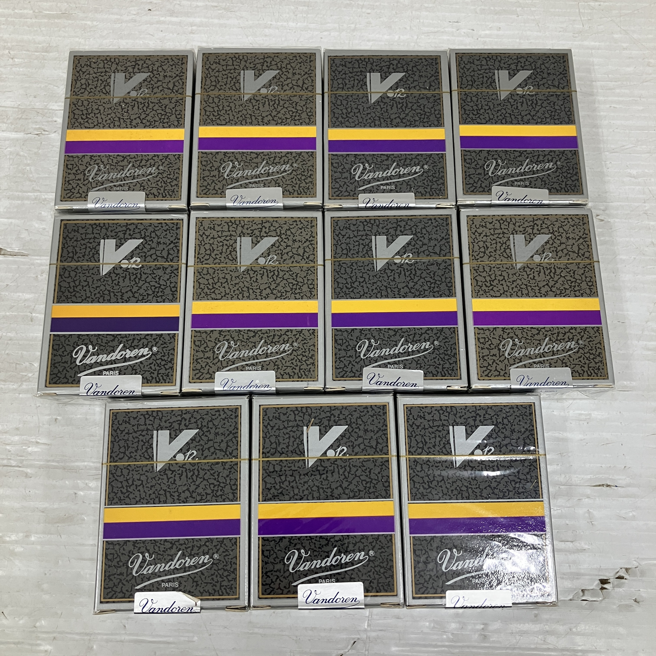 楽器店閉業に伴い、楽器アクセサリー大量入荷中!!