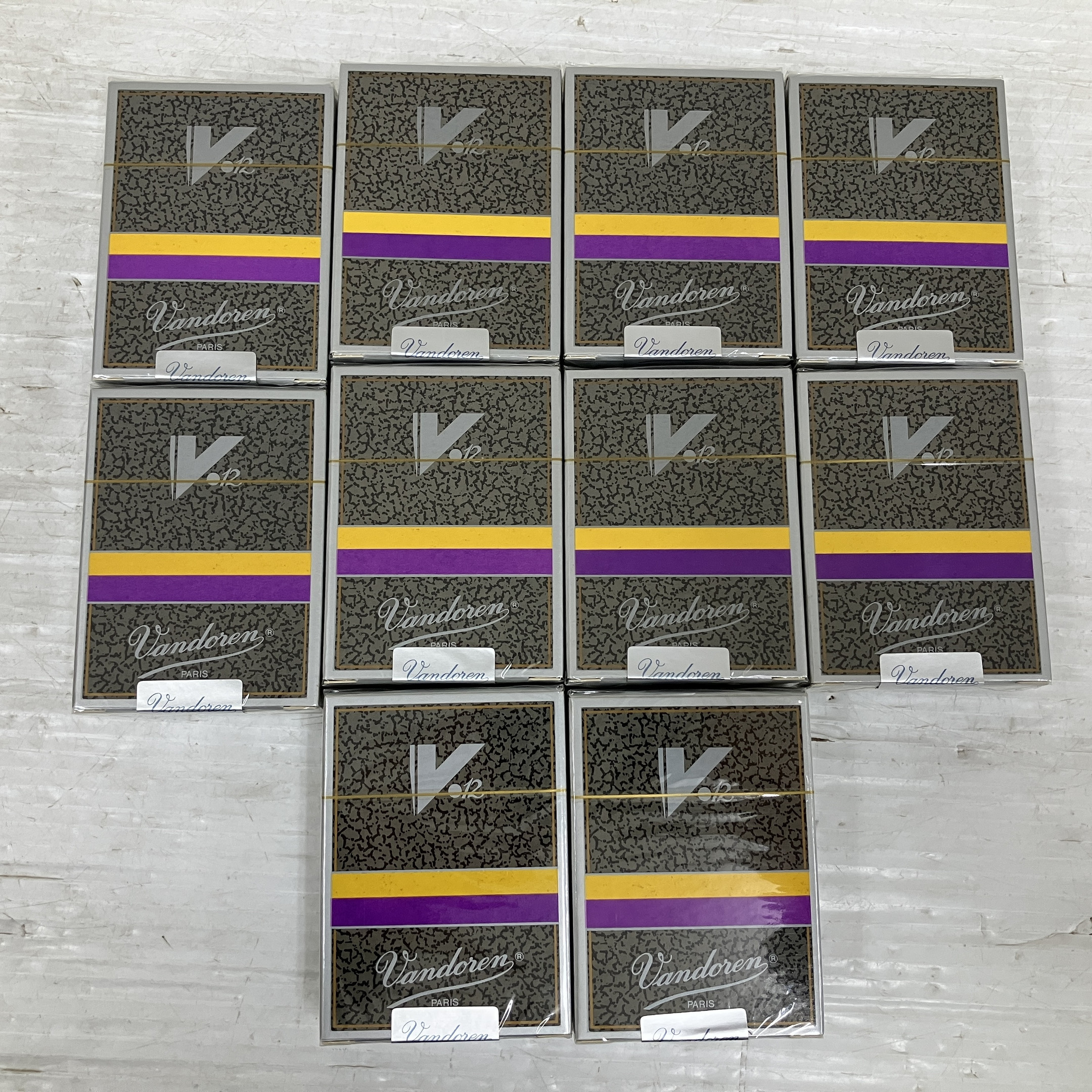 楽器店閉業に伴い、楽器アクセサリー大量入荷中!!