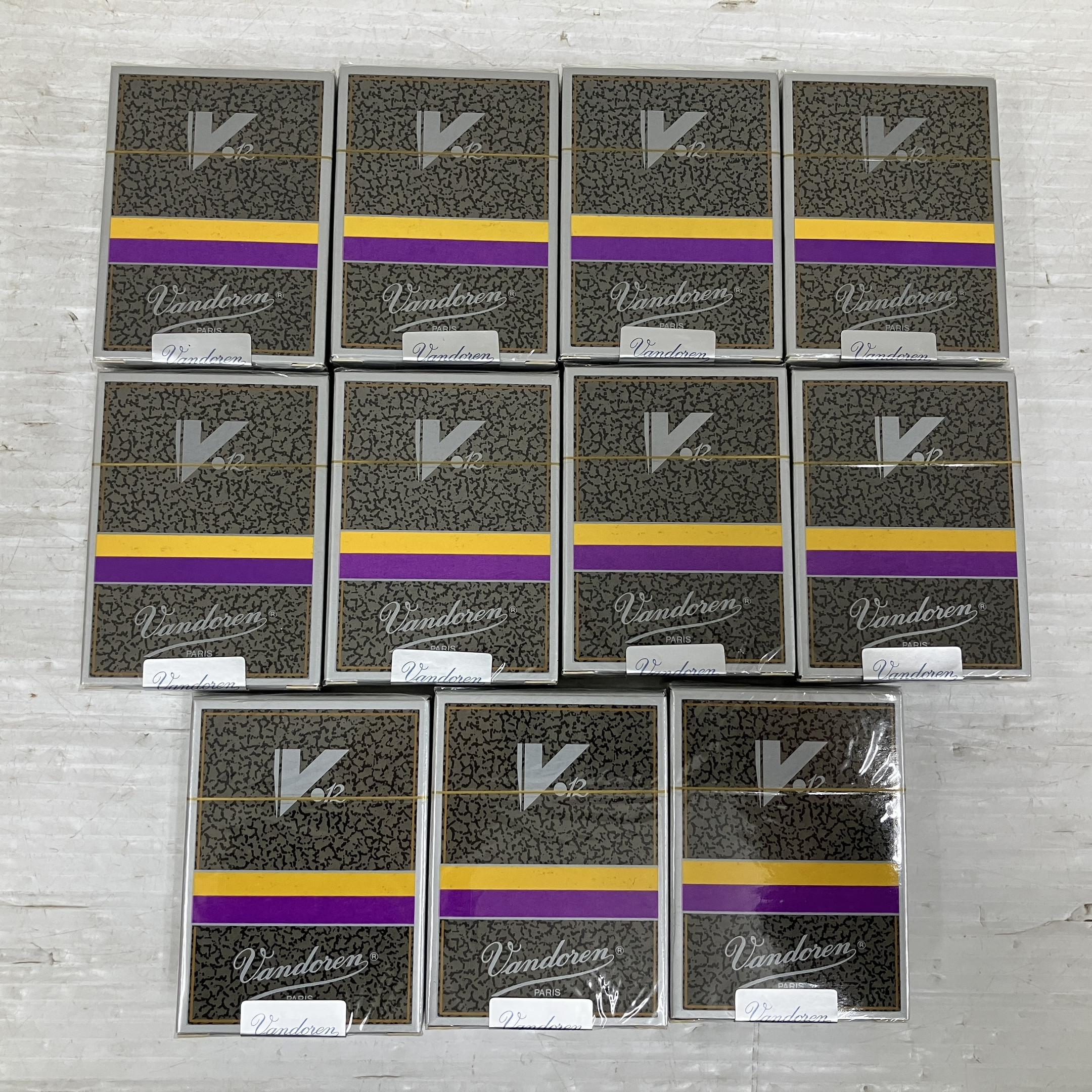 楽器店閉業に伴い、楽器アクセサリー大量入荷中!!