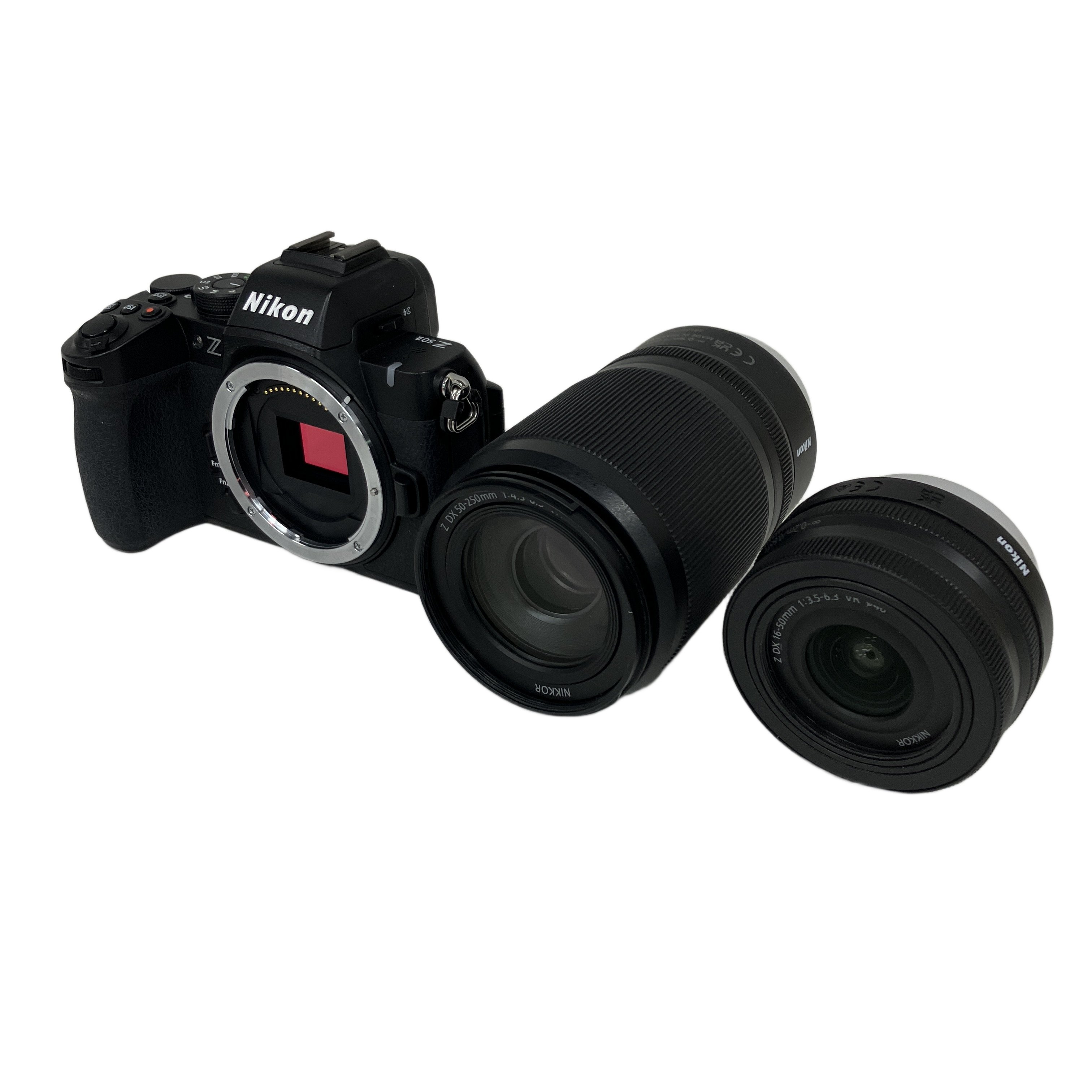 フラッグシップ譲りの頭脳を搭載し、広角から望遠までこれ1セットで完結する最新・軽量ミラーレス。