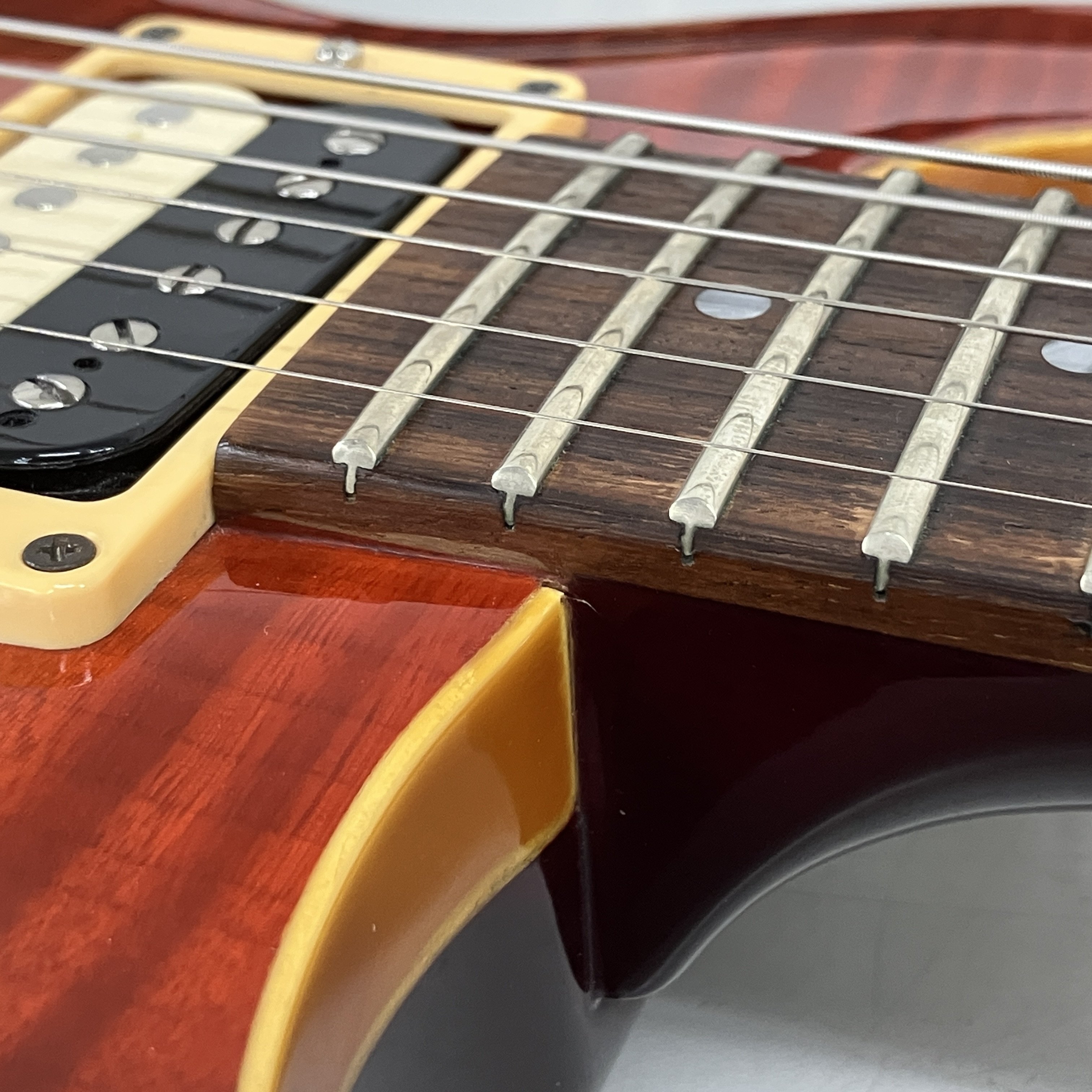 ギブソンをも凌駕すると謳われた、極上のフレイムメイプルと職人芸が光る90年代の傑作。