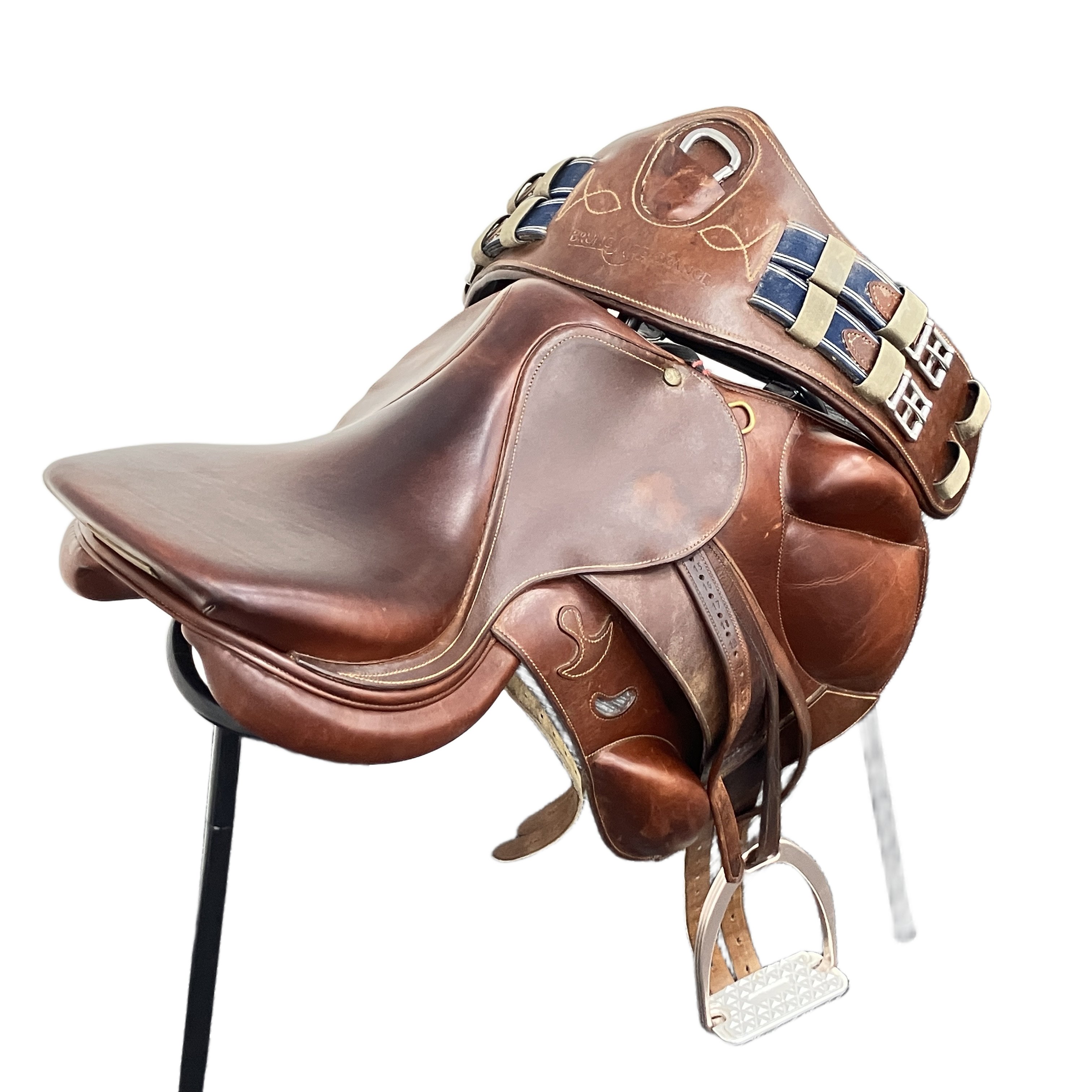 ブルーノ・デルグランジュ(Bruno Delgrange)BD 障害鞍 — フランスの至宝と称される気品あるデザインと、馬との極上のコンタクトを追求した、トップライダーからも絶大な信頼を誇る至高の逸品。