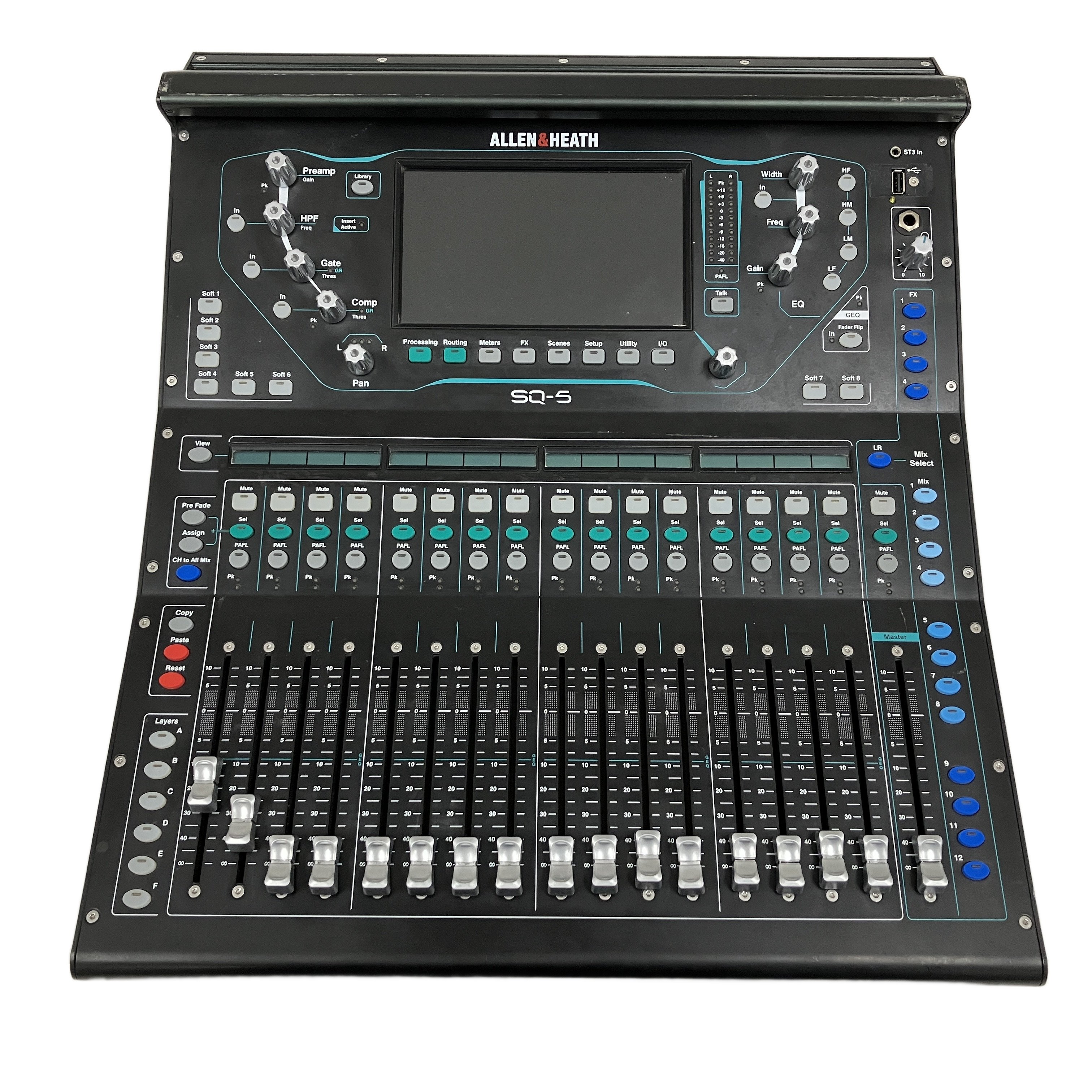ALLEN & HEATH SQ-5 — 96kHzの圧倒的な高解像度と超低レイテンシーを誇る、ライブ音響の可能性を広げる次世代のデジタルミキサー。