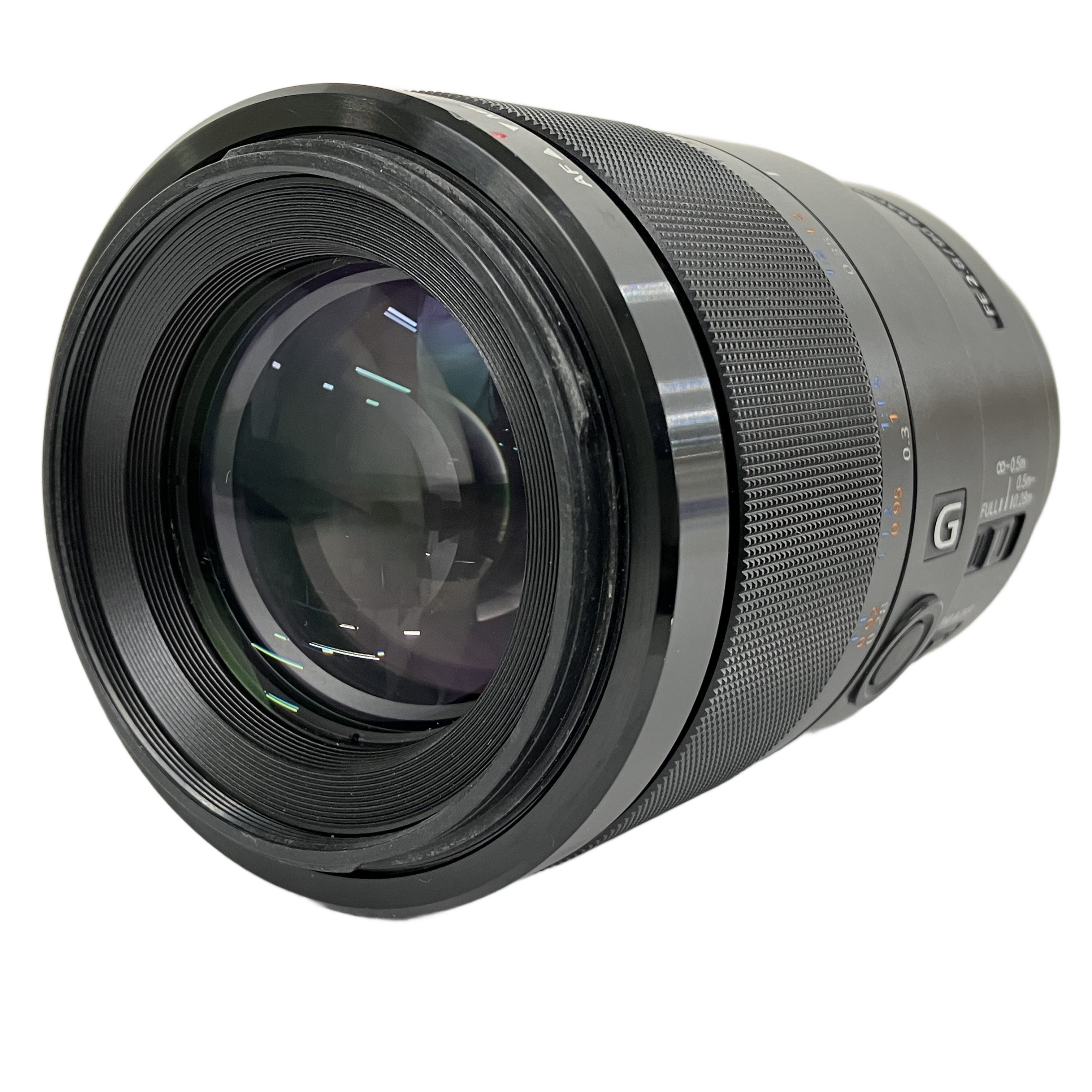 マクロの常識を覆す。ポートレートから風景まで、すべてを『主役』にする一本。