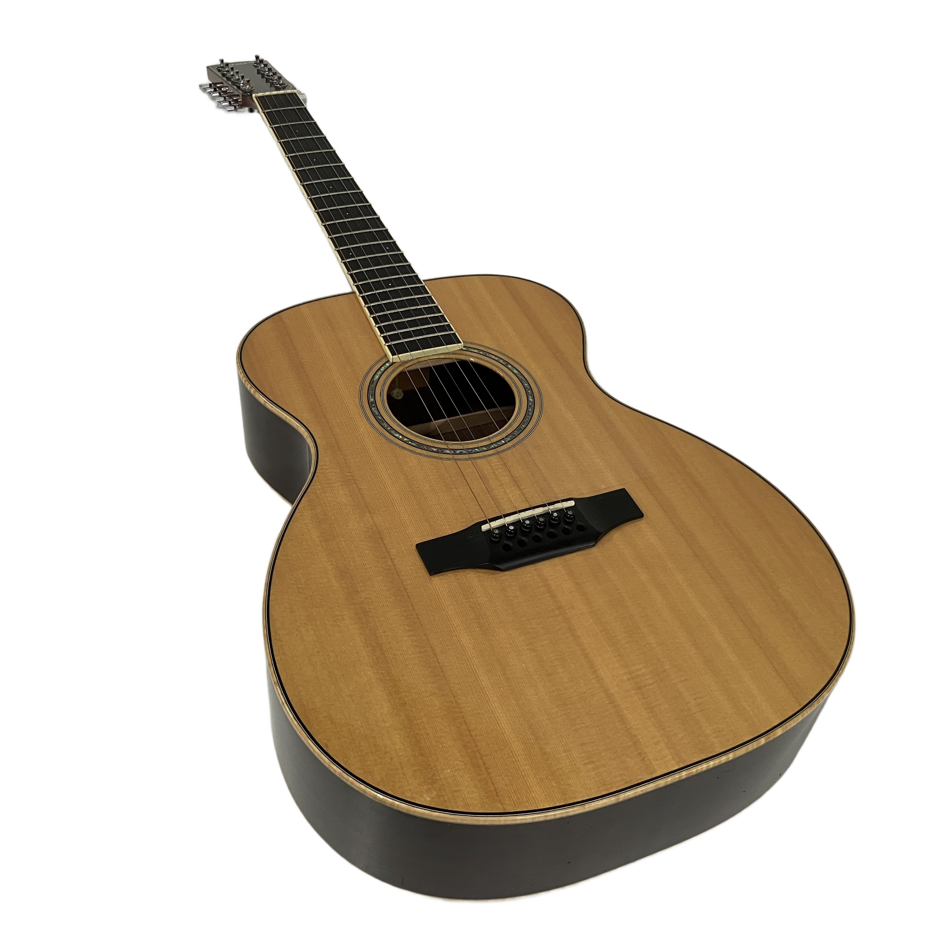 Larrivee OM-09 12-String|厳選されたオール単板とラリヴィー独自のバランス設計が、唯一無二の繊細で煌びやかな和音を奏でる至高の12弦ギター