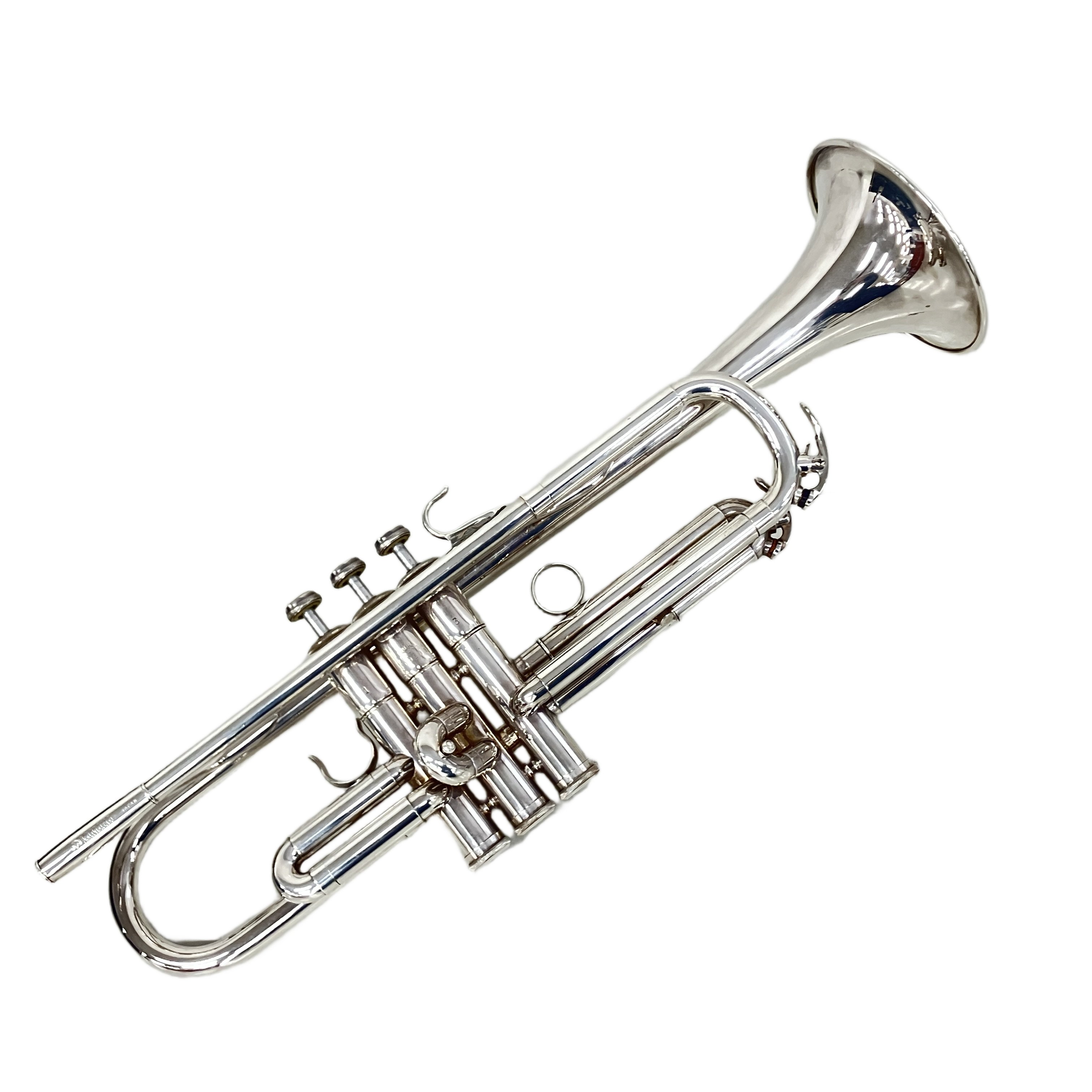 最大の特徴は、美しい輝きを放つニッケルメッキ仕上げ