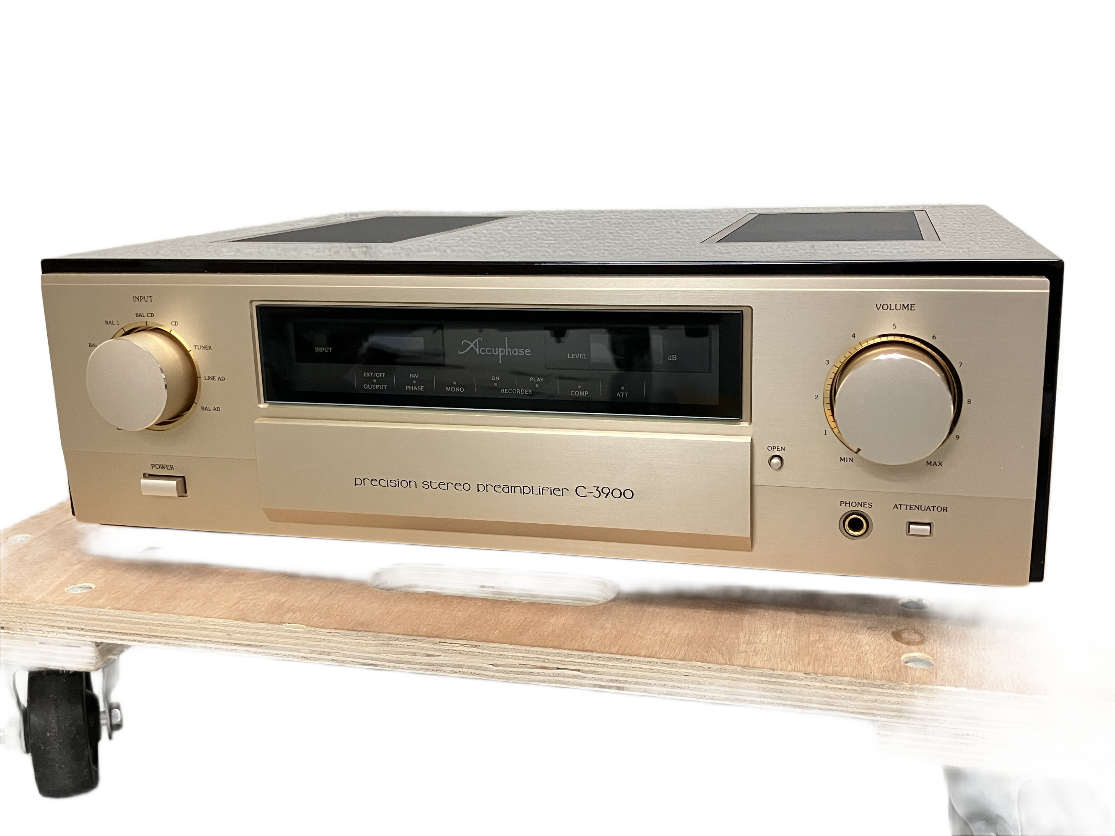Accuphase C-3900|アキュフェーズ創立50周年。究極の静寂から「音楽の生命感」を解き放つ至宝