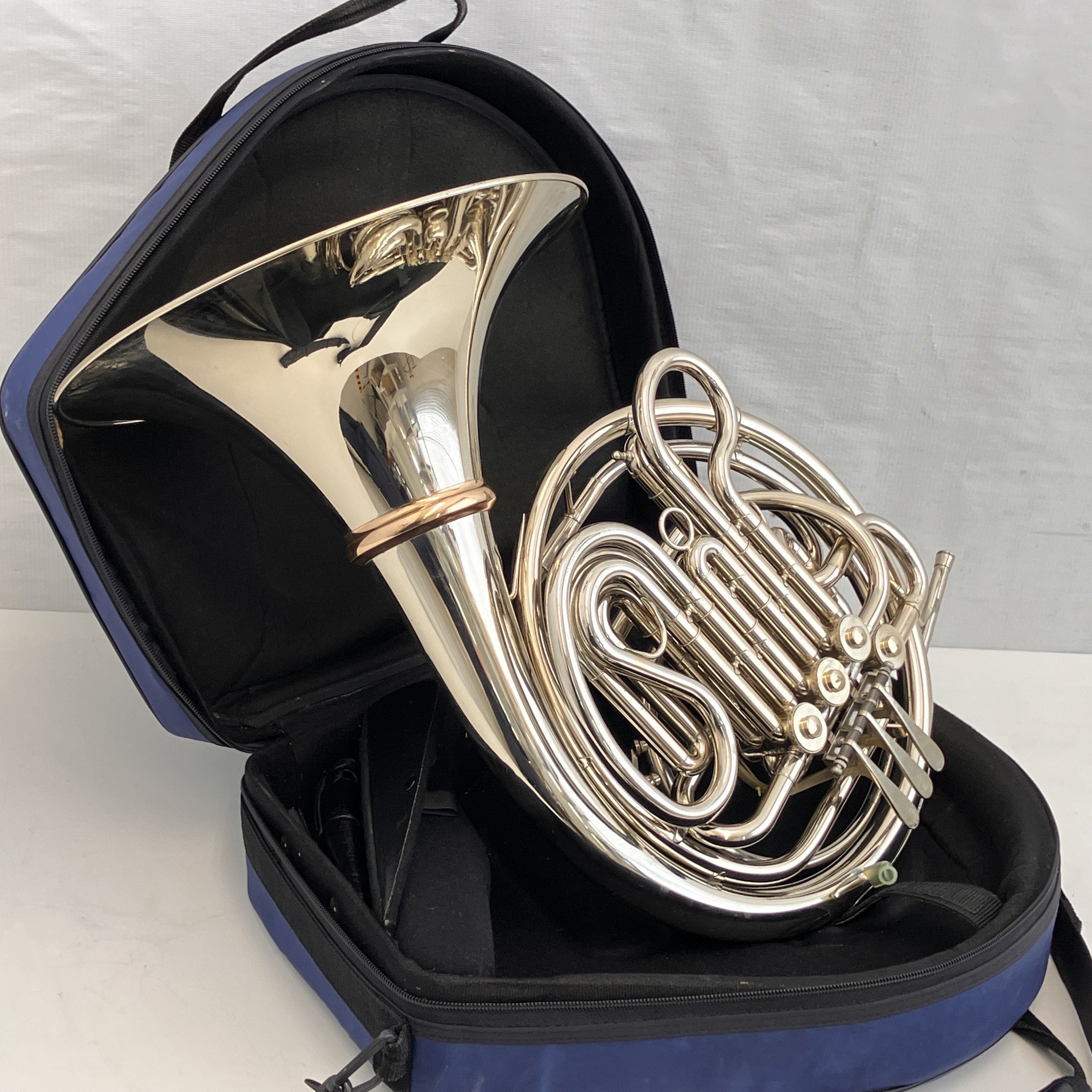 Holton H279 フレンチホルン|ニッケルシルバーが放つ圧倒的な音圧と、世界を魅了するダークな響き