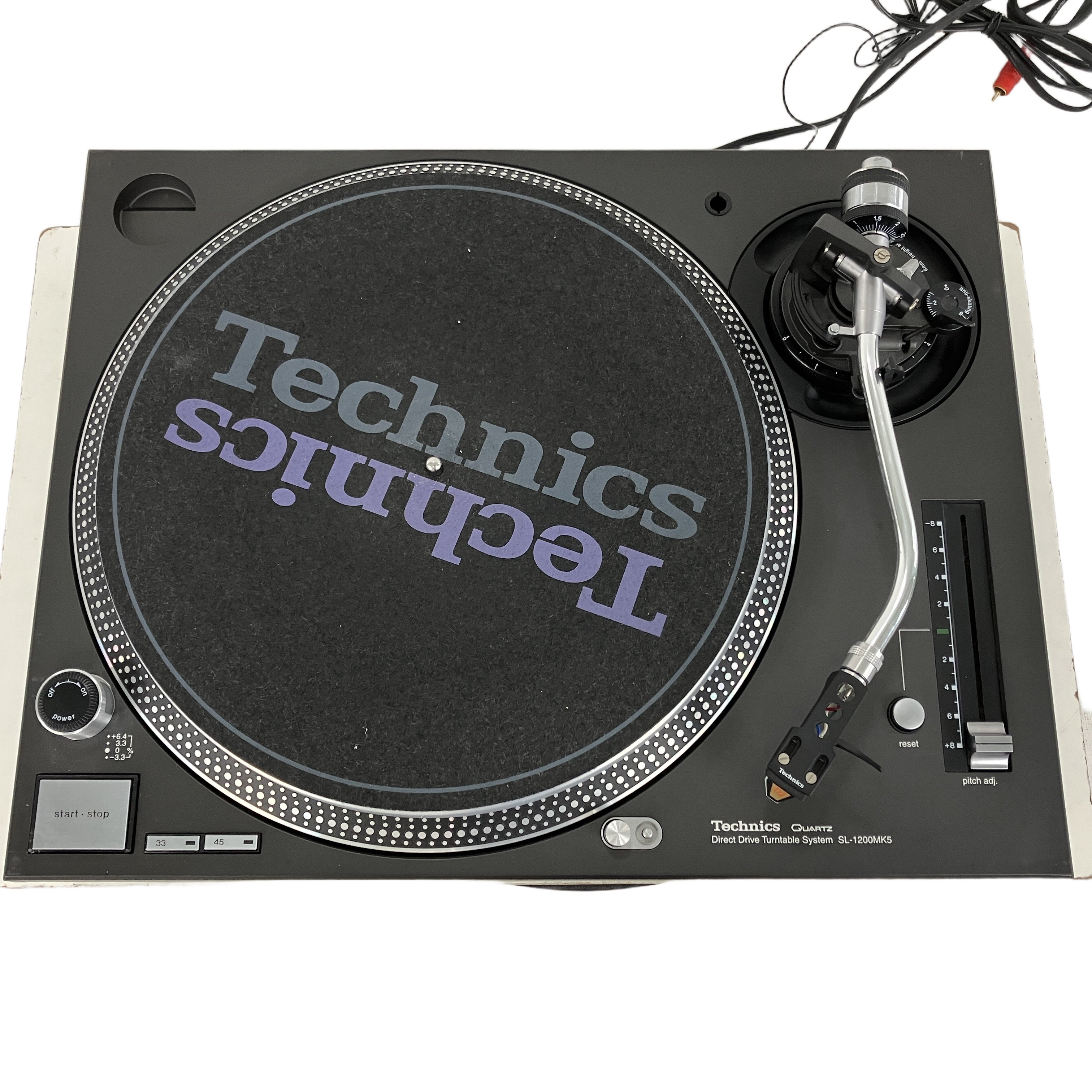 世界中のDJ・オーディオファンから愛され続ける、高い耐久性と安定した回転を誇る定番のダイレクトドライブ・ターンテーブル!