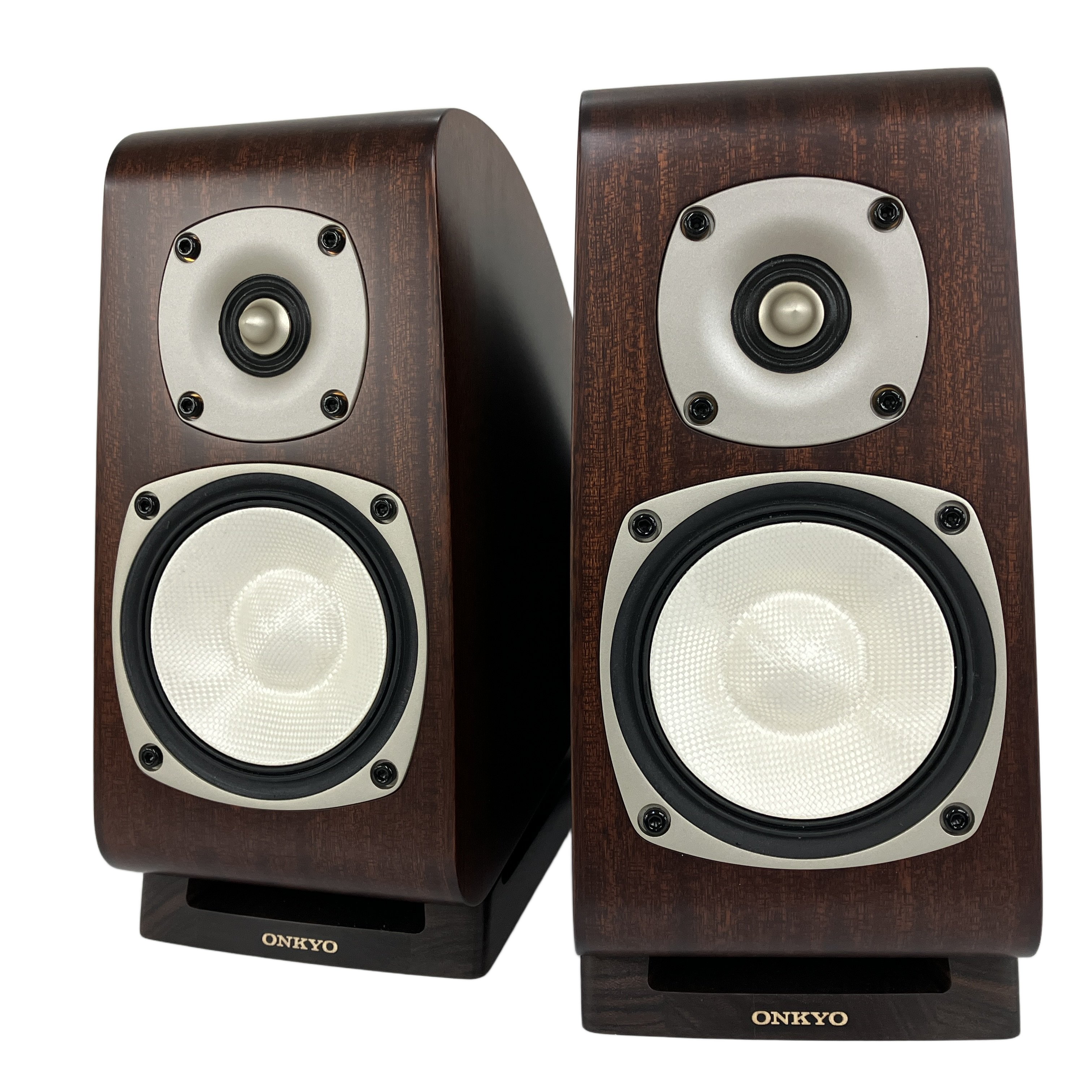 ONKYO × Takamine D-TK10 (アコースティック・スピーカー / ペア):ギター工房が仕立てた「響く箱」。ボーカルと弦楽器に魔法をかける至高の工芸品。