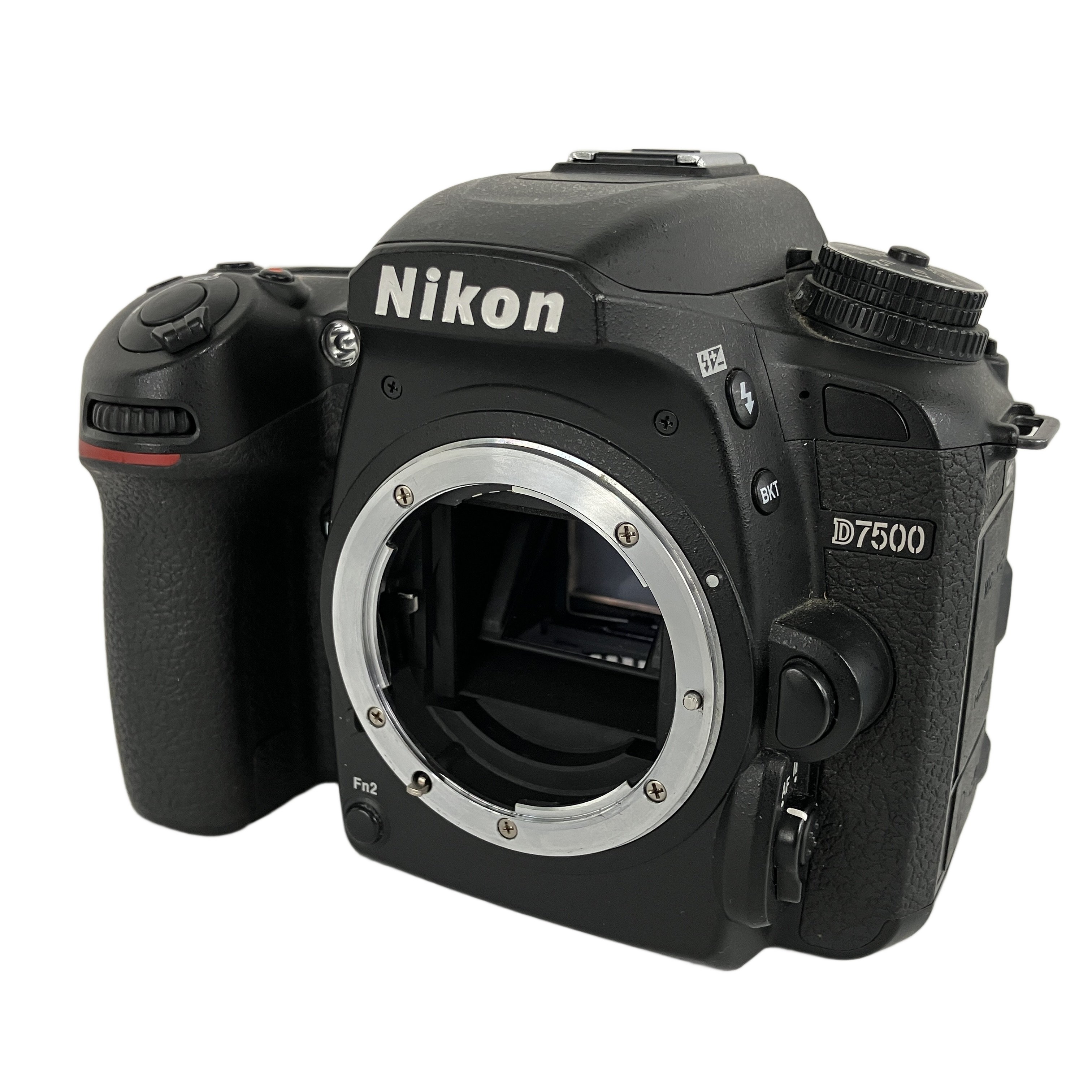Nikon D7500 ボディ|D500譲りの高画質と俊敏な機動力、一瞬を射抜く万能一眼レフ