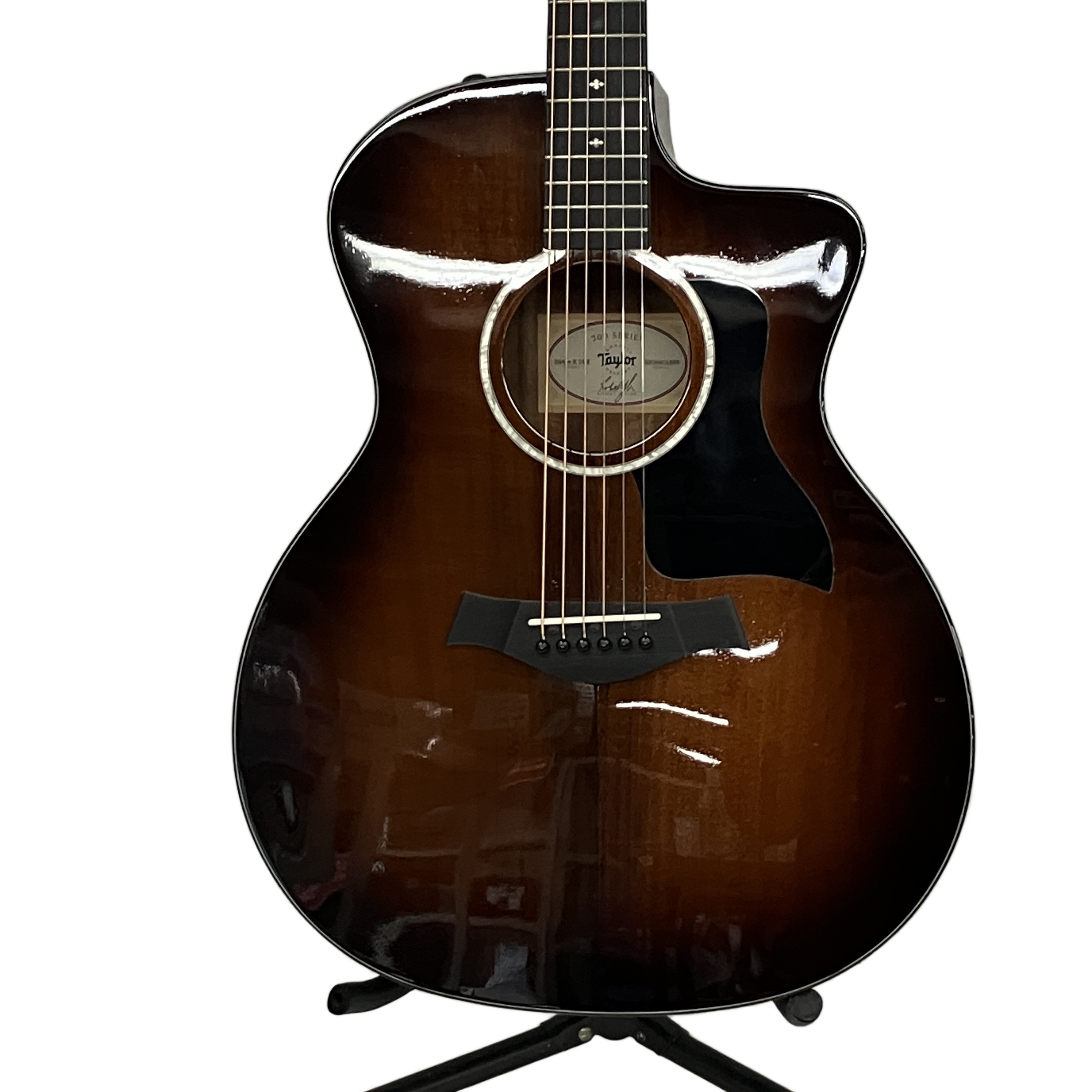 Taylor 224ce-K DLX (テイラー / エレアコ / ハードケース付):息を呑む木目と、極上のきらめき。ステージを支配するオールコアの魔法。