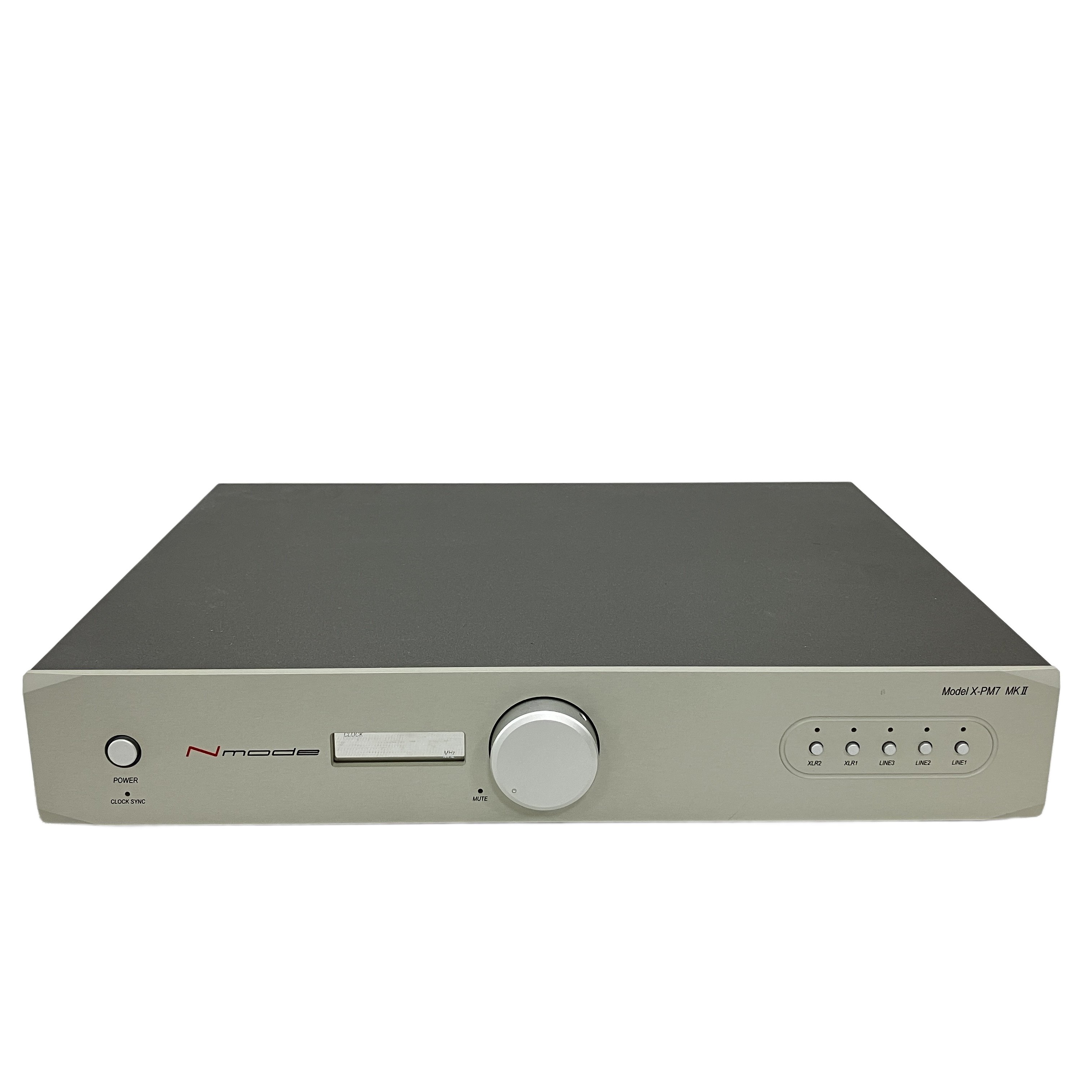 本機は、1bitアンプ特有の圧倒的なスピード感と、繊細かつ濃密な表現力を極限まで高めたハイエンドモデル