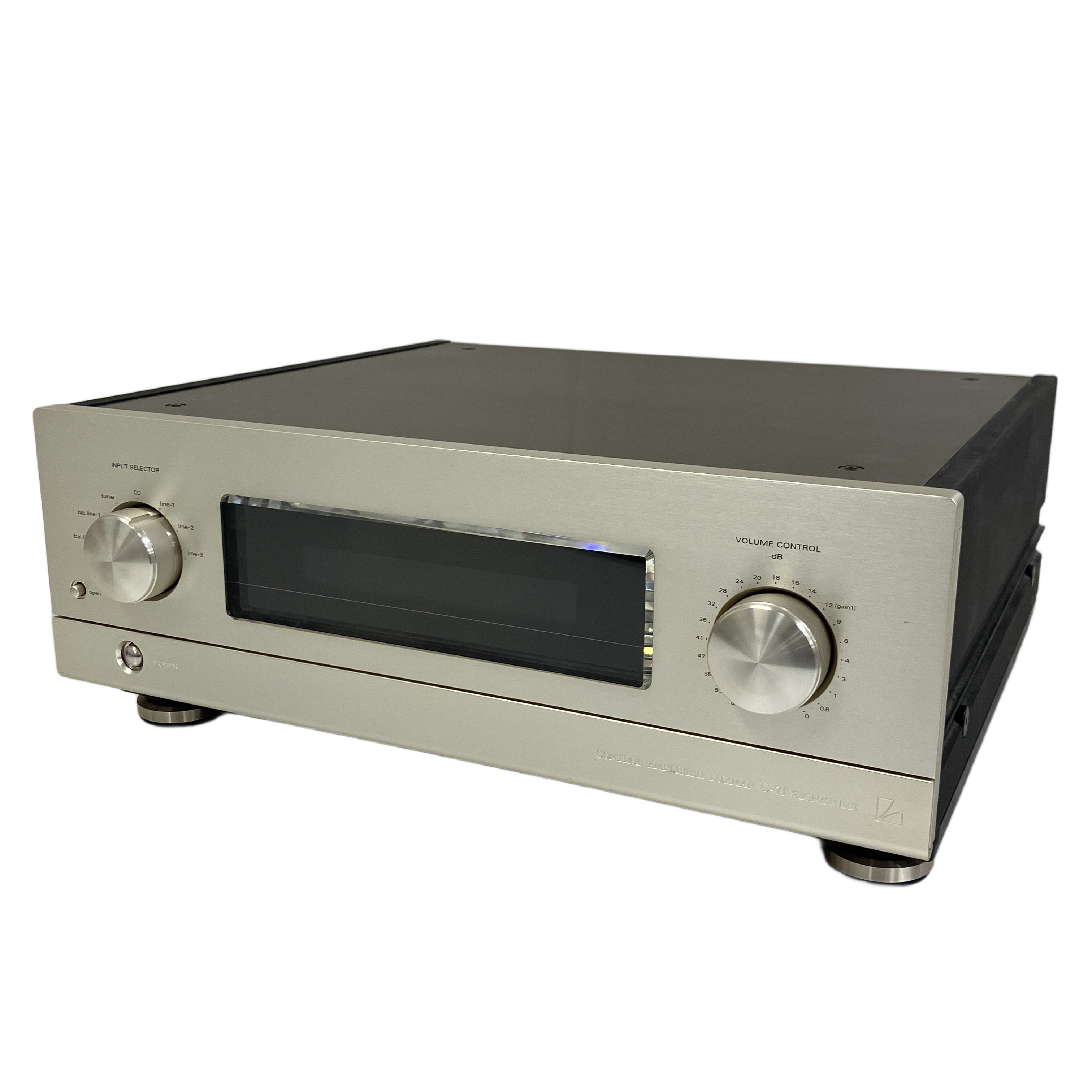 LUXMAN C-7f (コントロールアンプ / プリアンプ):音楽の温度まで伝わる艶やかな響き。システムに血を通わせる国産ハイエンドの至宝。