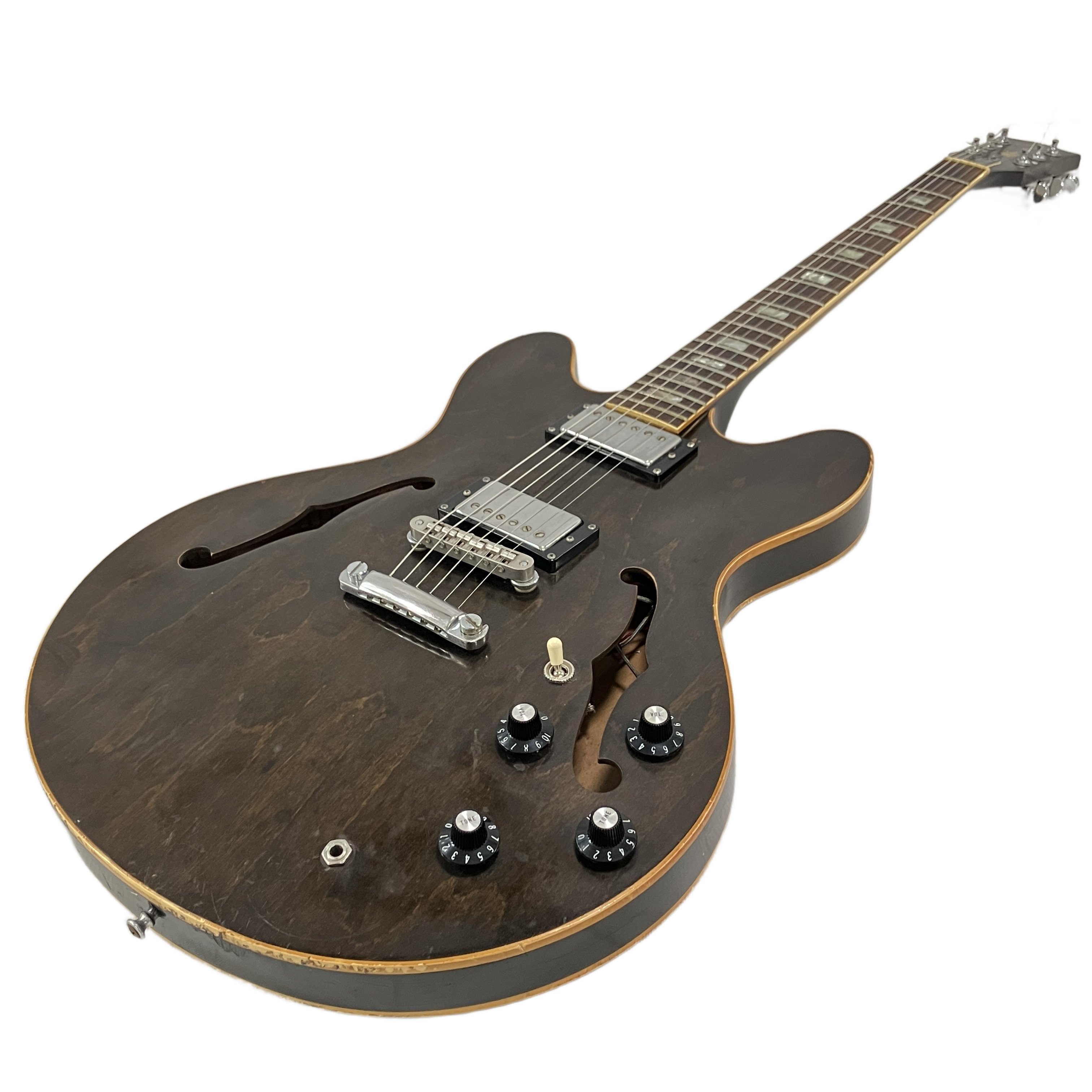 Gemini の回答 Gibson ES-335TD (1978年頃製 / セミアコ):半世紀を生き抜いた極上のハコ鳴り。歴史の重みをその手に宿す、王道セミアコースティック。