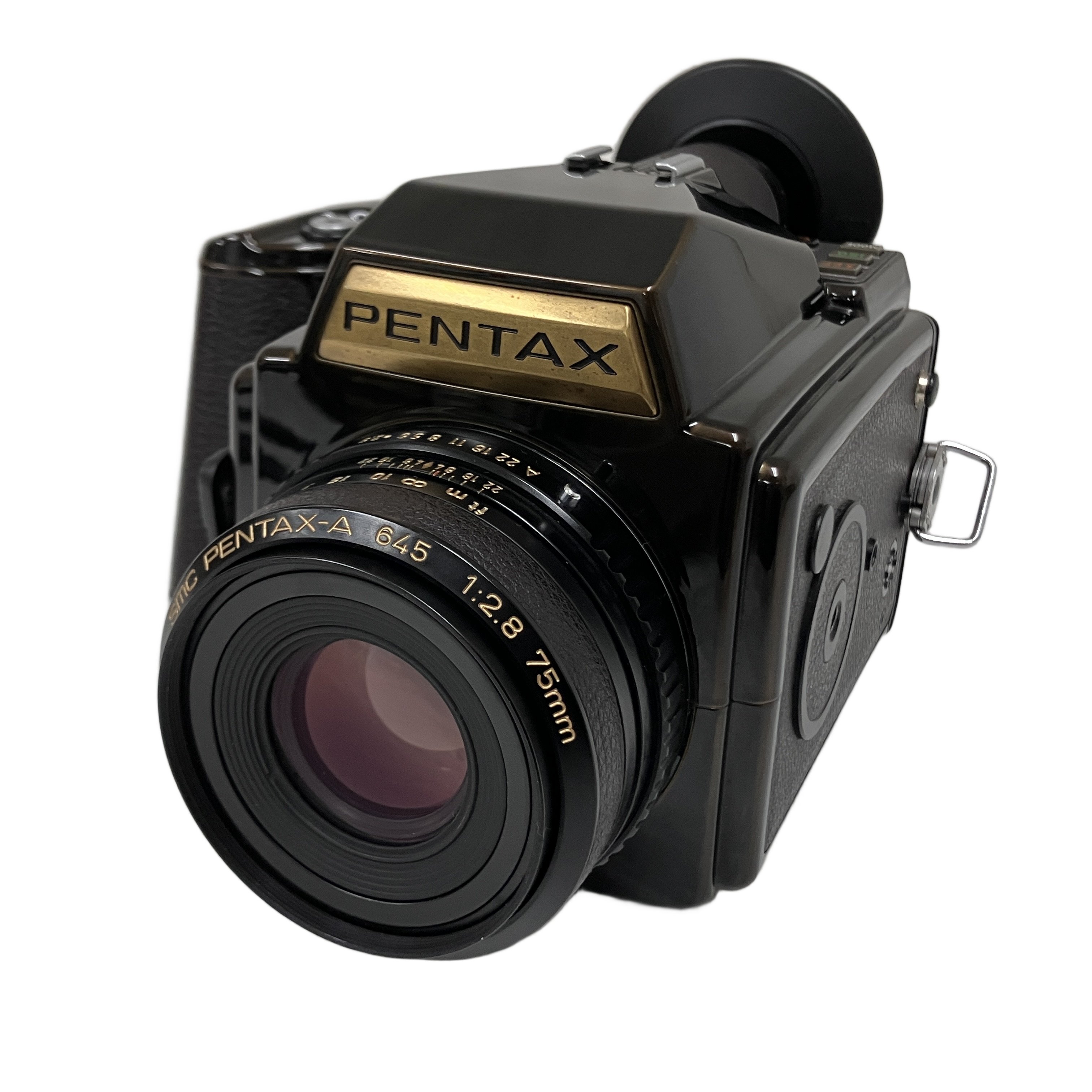プロフェッショナルな描写を身近にする中判一眼レフ「PENTAX 645 J」と、開放F2.8と明るく使い勝手の良い標準レンズ「smc PENTAX-A 645 75mm F2.8」の豪華セットです!