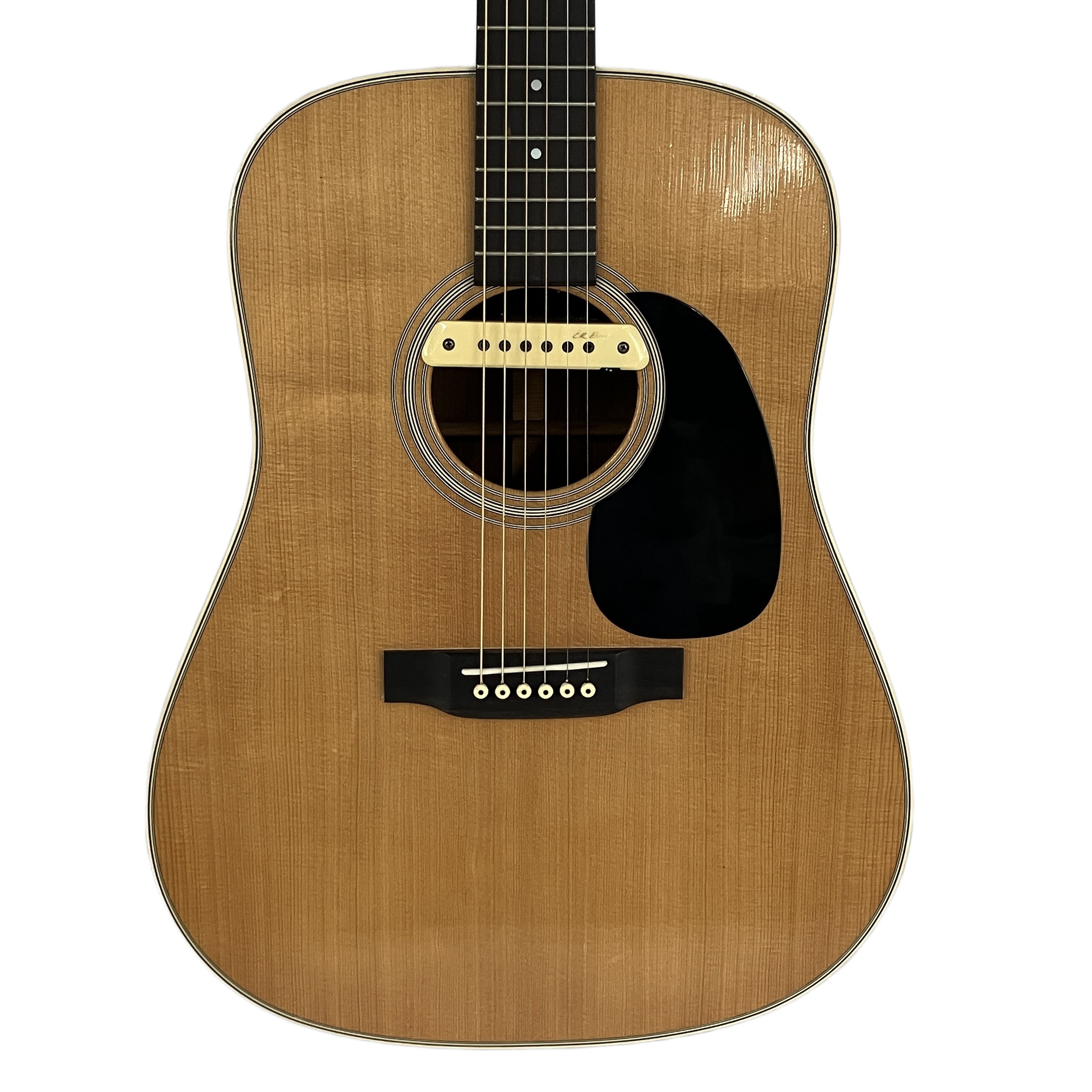 Martin D-28 (アコースティックギター / カスタム品 / L.R.Baggs搭載):永遠のスタンダード。ステージで輝く、マーチン最高峰の「鈴鳴り」。