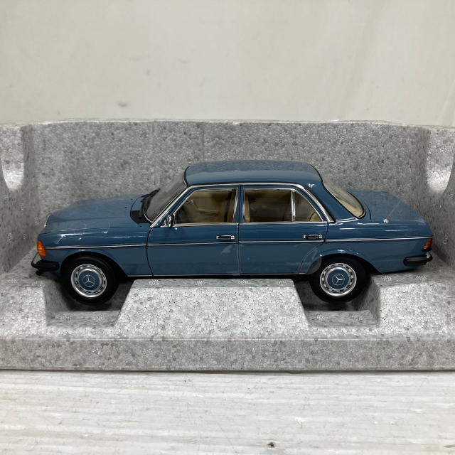 NOREV 200W123 ミニカー 1/18