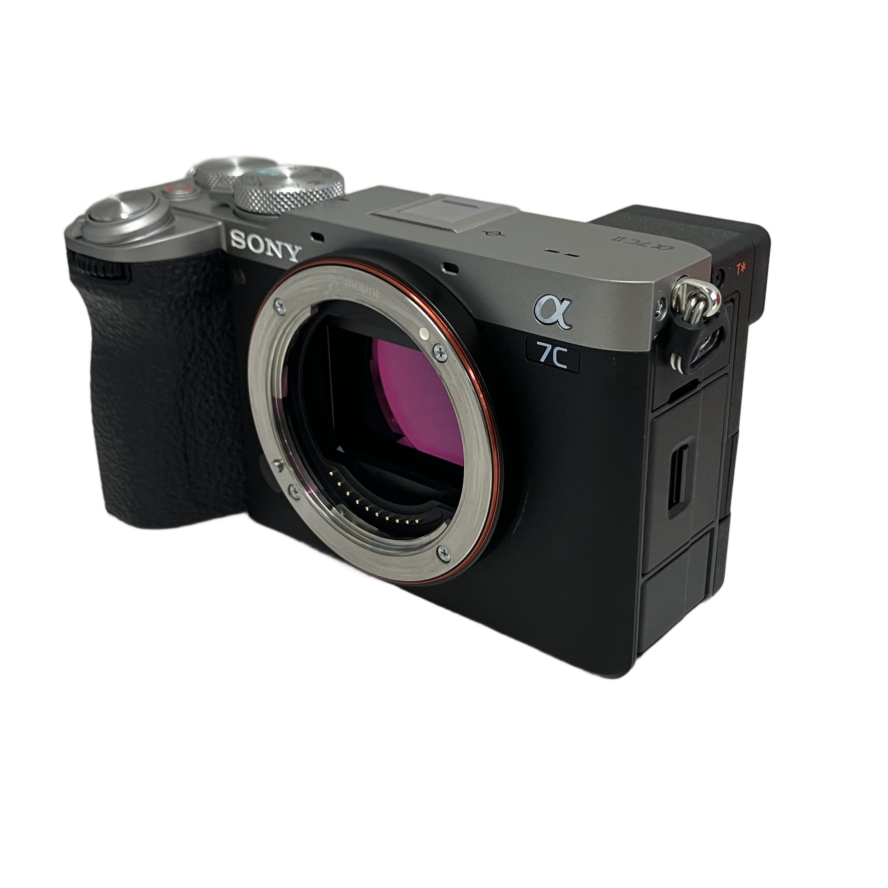 フルサイズ機でありながら、どこへでも持ち出したくなるような機動力。 動画性能においても7.0段のボディ内手ブレ補正や高性能な動画機能を備え、 静止画・動画の両面で妥協のない表現を可能にします。