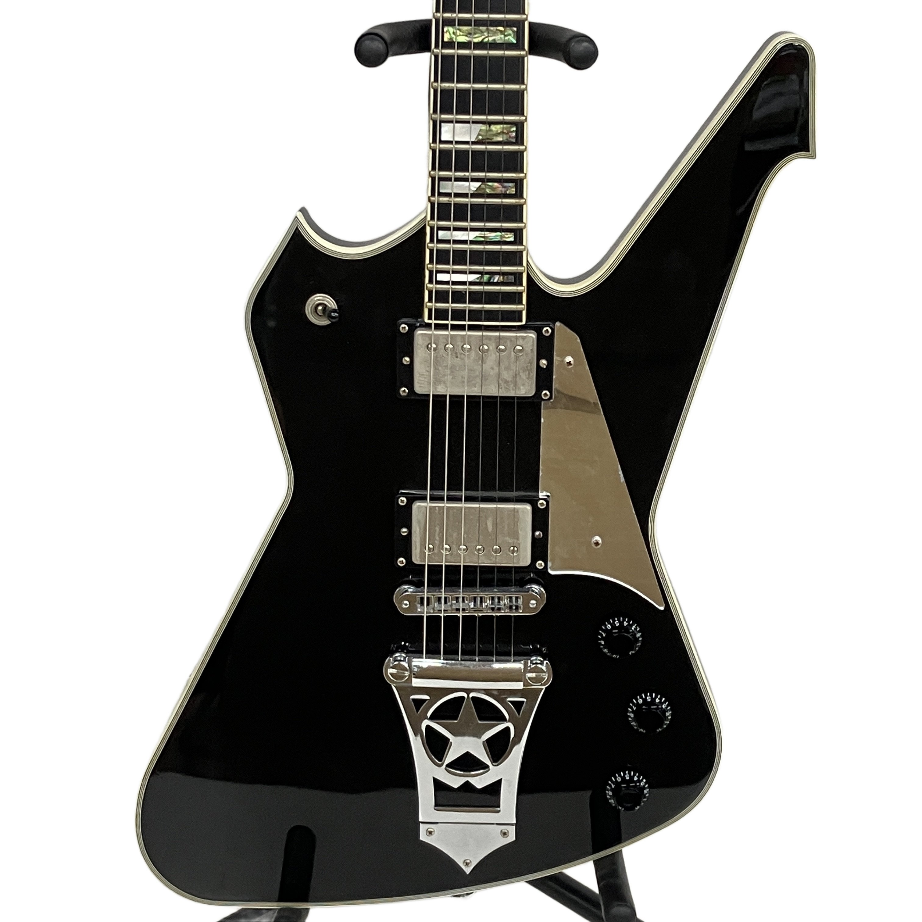 エクスプローラーライクなボディシェイプと22フレット仕様で、多彩な演奏に対応します。