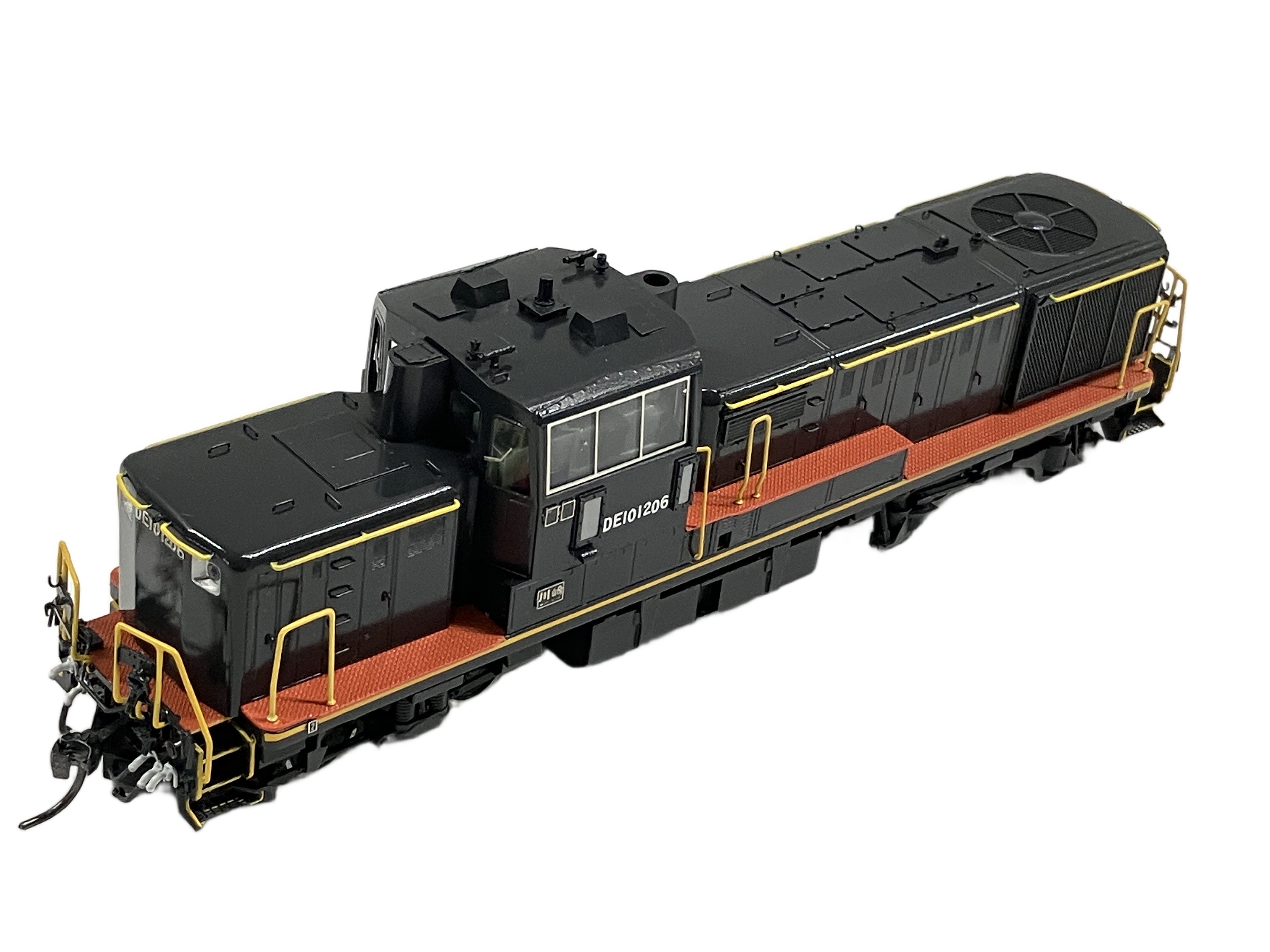 エンドウ DE10 JR九州 黒塗装|「ななつ星」を支える漆黒の誇り、黄色い手すりが映える真鍮製モデルの極致