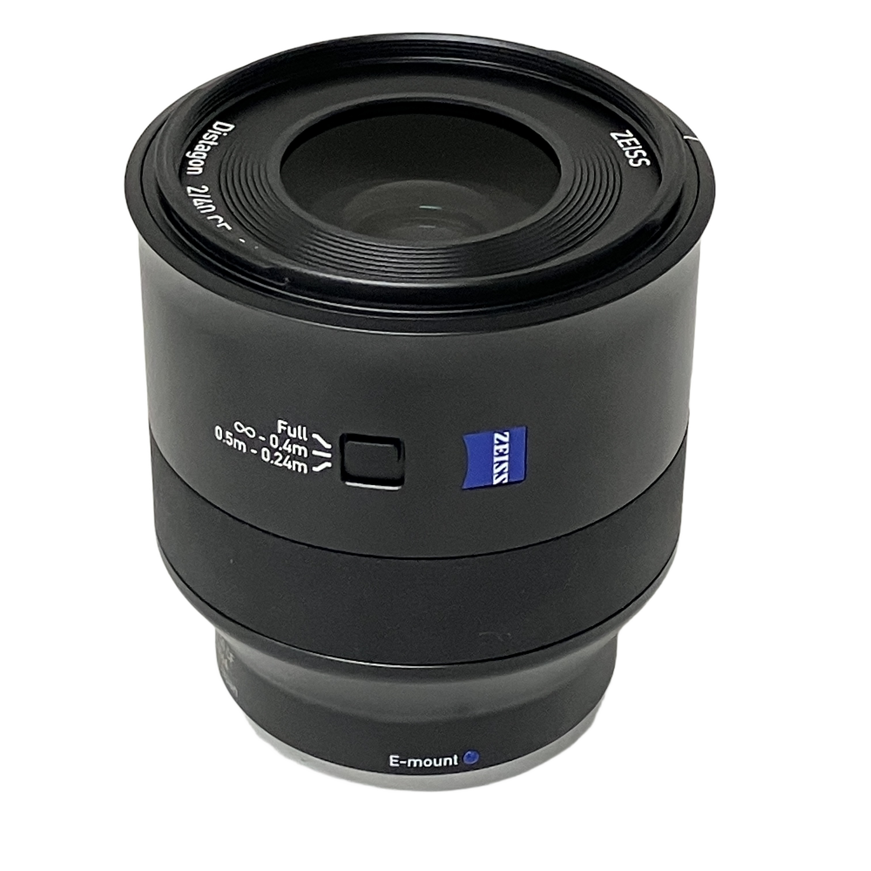 ツァイスの伝統が息づく「40mm」の絶妙な画角と、最短24cmまで寄れる近接撮影能力が表現の枠を広げる。