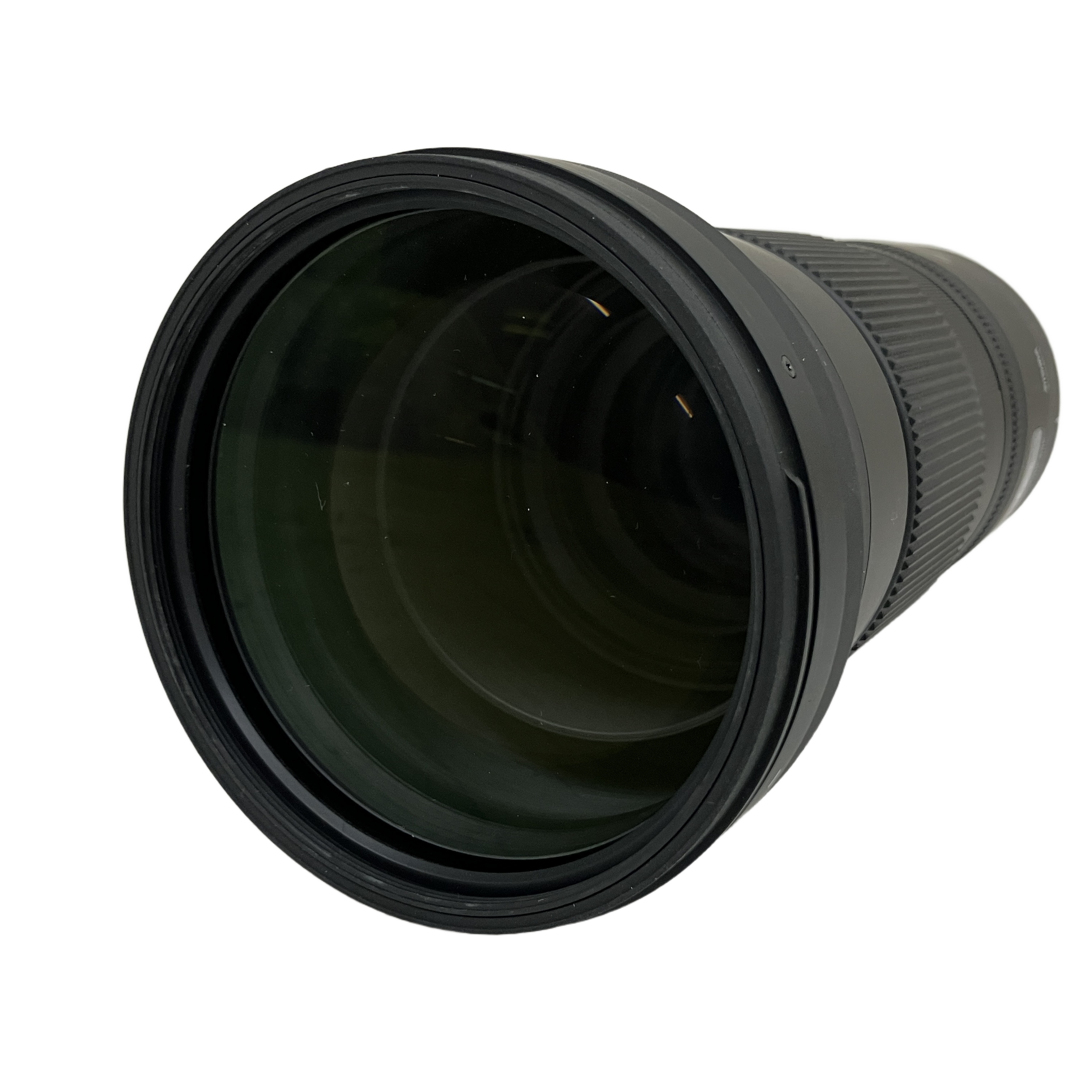 その手で、600mmの世界を支配する。機動力と描写力を両立した、超望遠ズームの決定版。