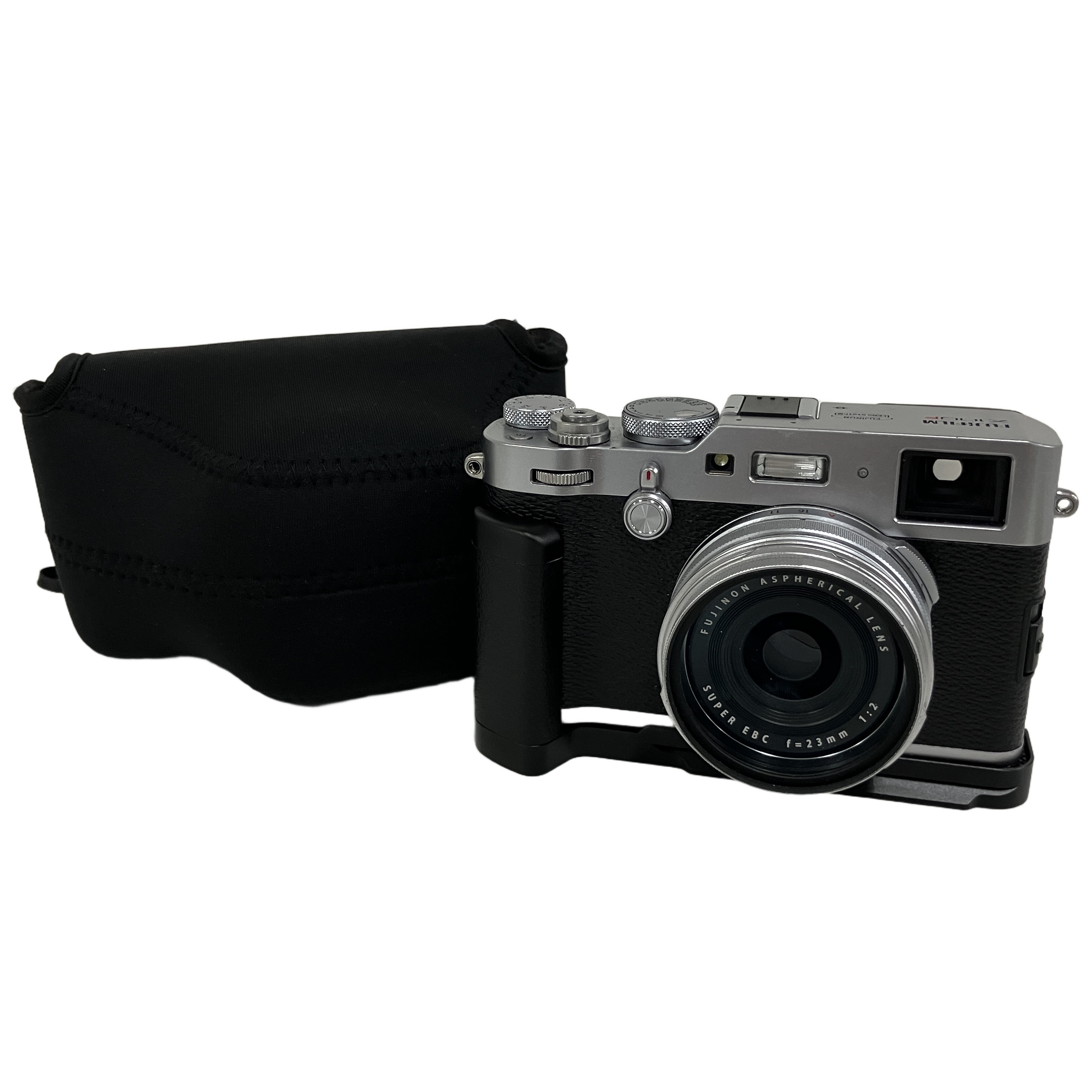 FUJIFILM X100F (シルバー / デジタルカメラ):ダイヤルを操る歓びと、フィルムの魂を宿した孤高のコンパクト。