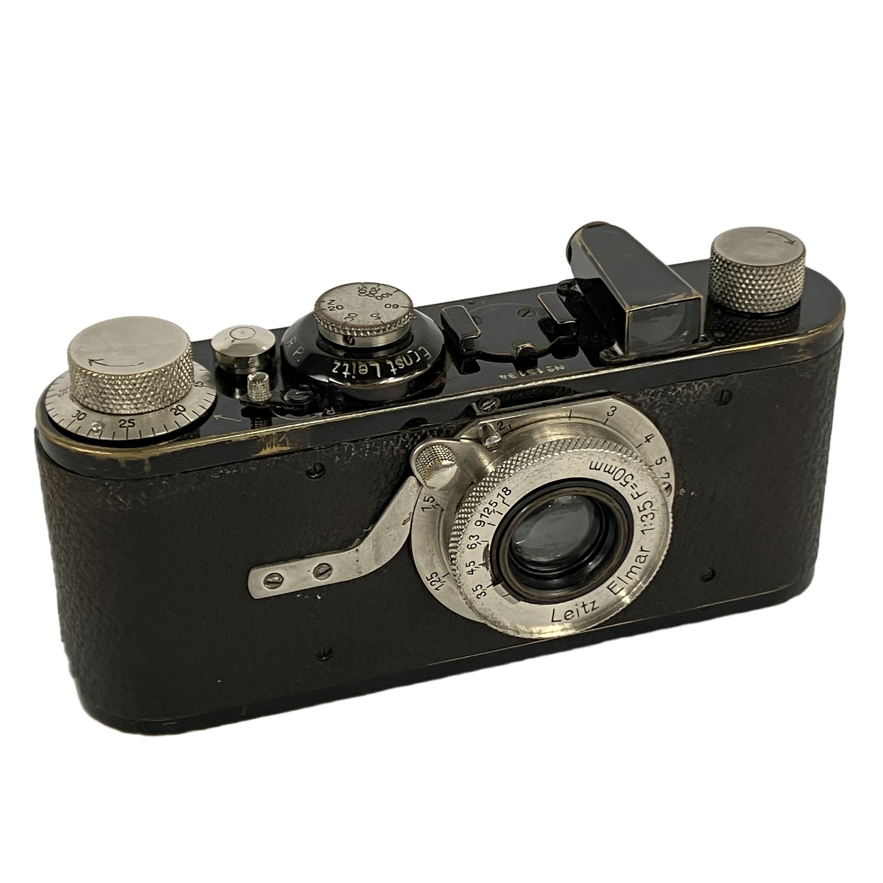 100年の時を超えて、写真の歴史を指先で感じる。伝説の始まりとなった至高のブラックペイント。