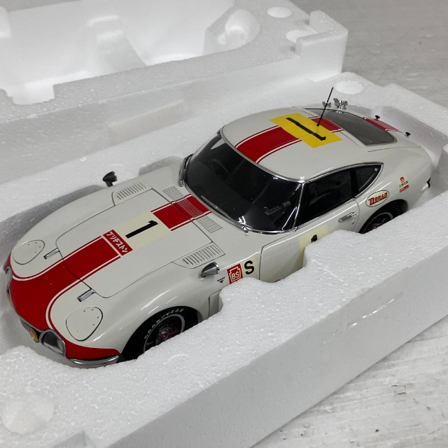 AUTOART トヨタ 2000GT 1967 富士24時間レース 優勝車 #1 ミニカー