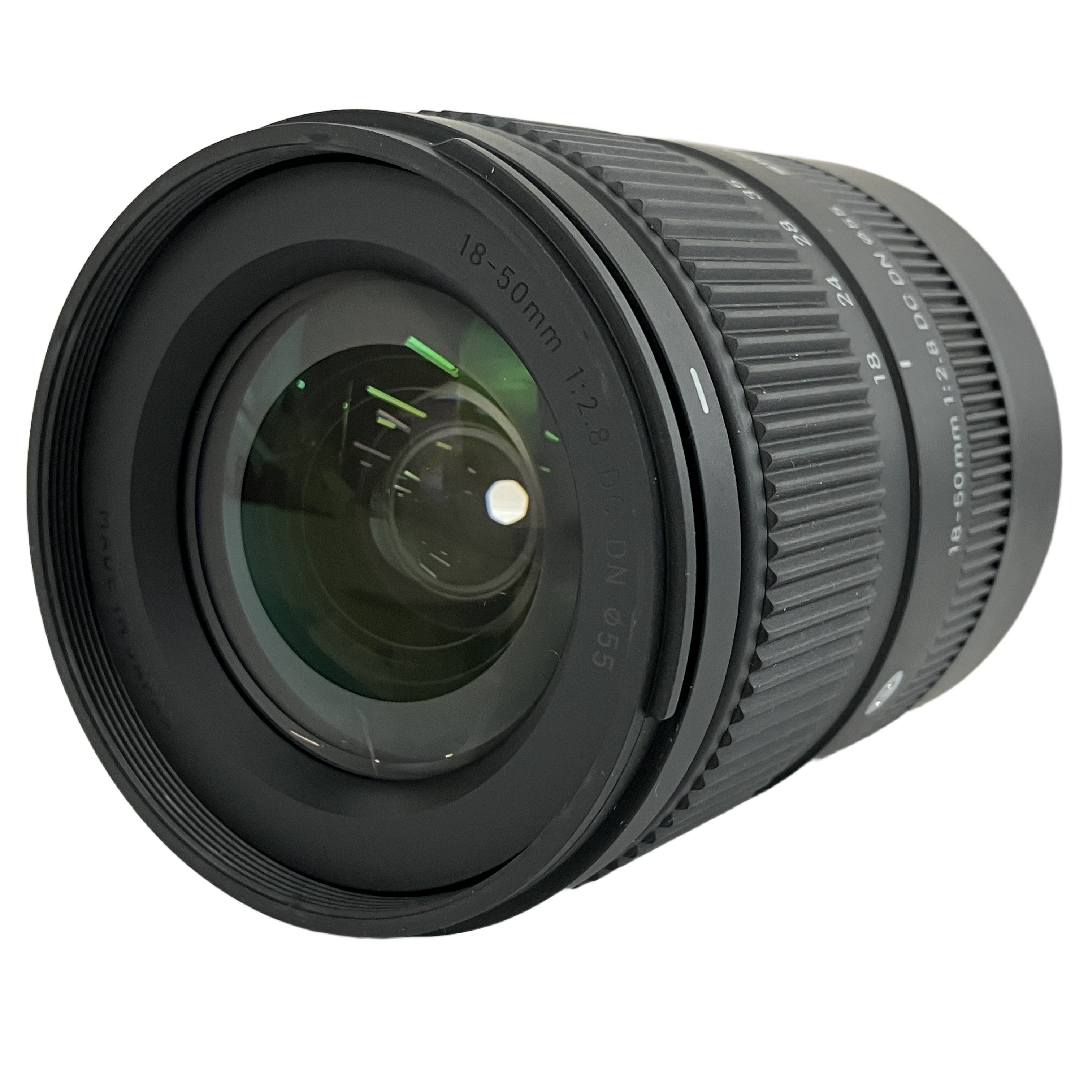 スリムボディに、ズーム全域F2.8の明るさと高い描写力を凝縮した大口径標準ズームレンズ。