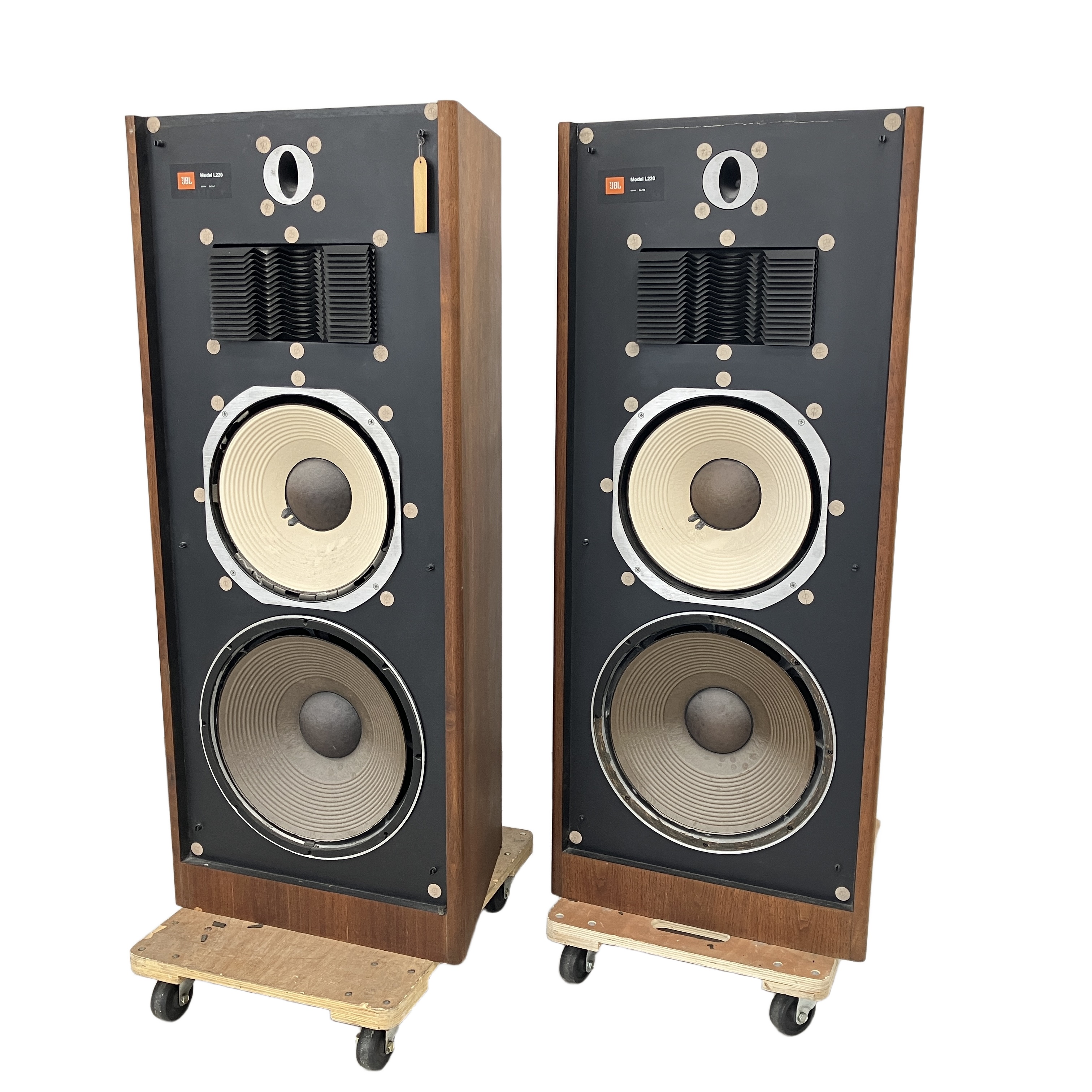 パッシブラジエーターと独自の音響レンズが、圧倒的なスケール感と実在感あふれる音場を再現するJBL黄金期のフロア型スピーカー。