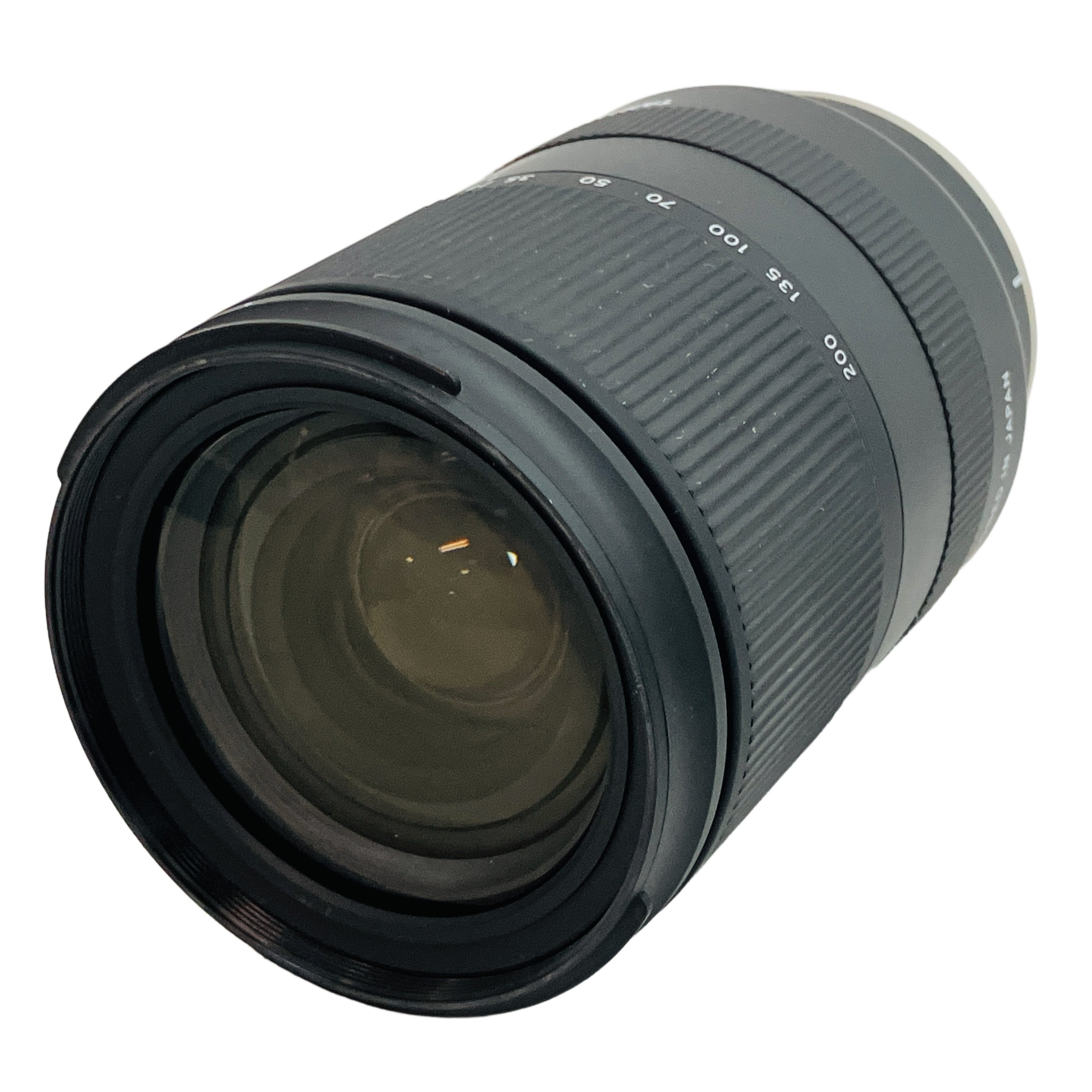 広角端F2.8の明るさを実現した革新的な高倍率ズーム!これ1本で日常から旅先まで美しく描く万能レンズ。