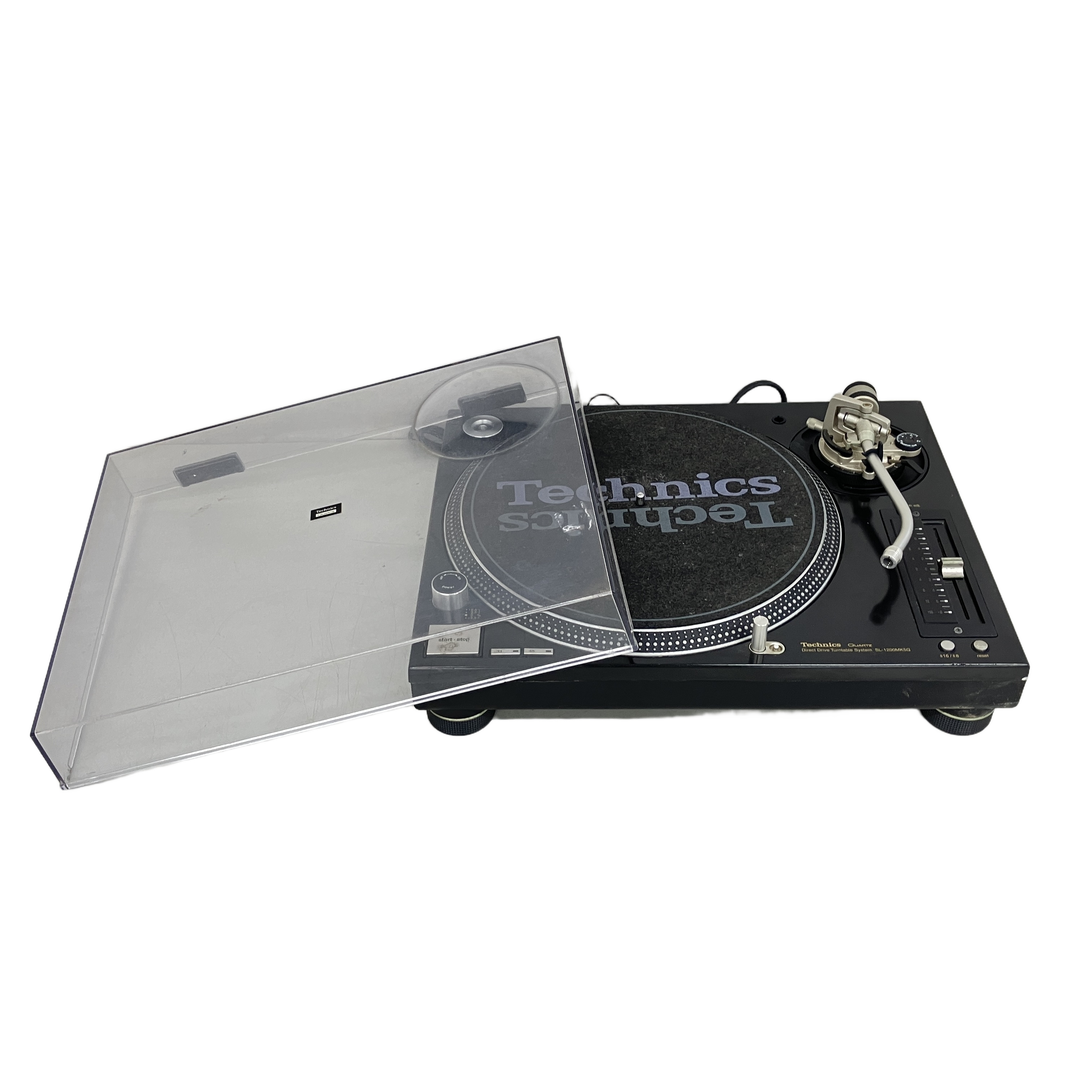 ピッチ可変幅の拡大や高音質設計を施した、SL-1200シリーズ30周年記念の上位モデル・ターンテーブル。