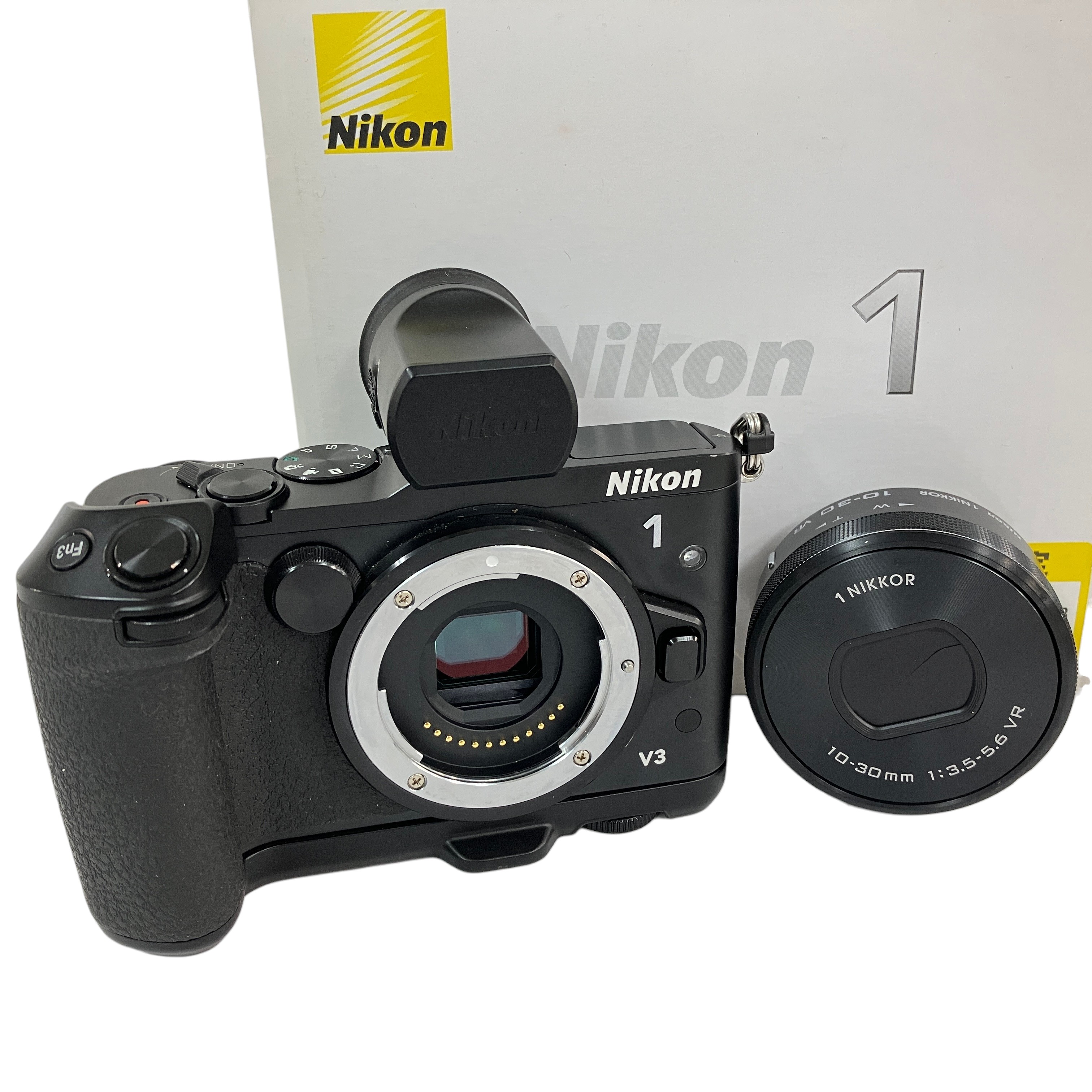 一眼レフを超える高速連写性能と高いホールド性を両立した、機動力抜群のプレミアムミラーレス!