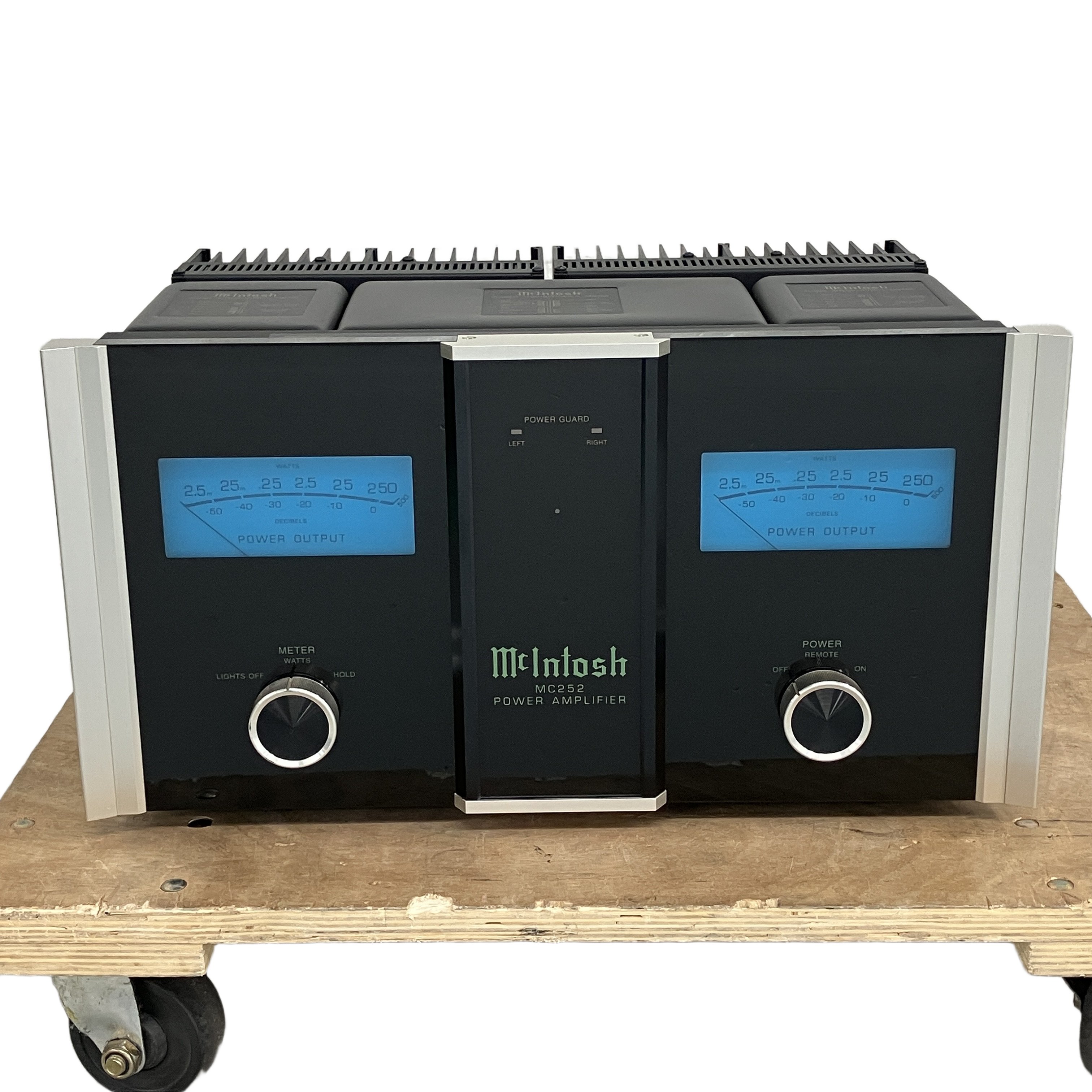 McIntosh MC252 ステレオ・パワーアンプ:定格出力250W+250W。独創の「オートフォーマー」が紡ぐ、インピーダンスを選ばない濃密かつダイナミックなマッキントッシュ・トーン。