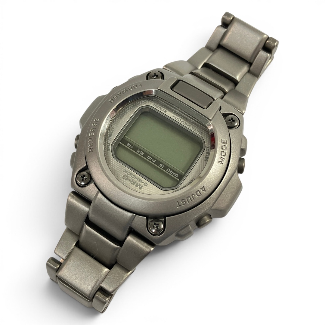 武骨なフォルムをチタンの渋い輝きで包み込む大人のためのG-SHOCK