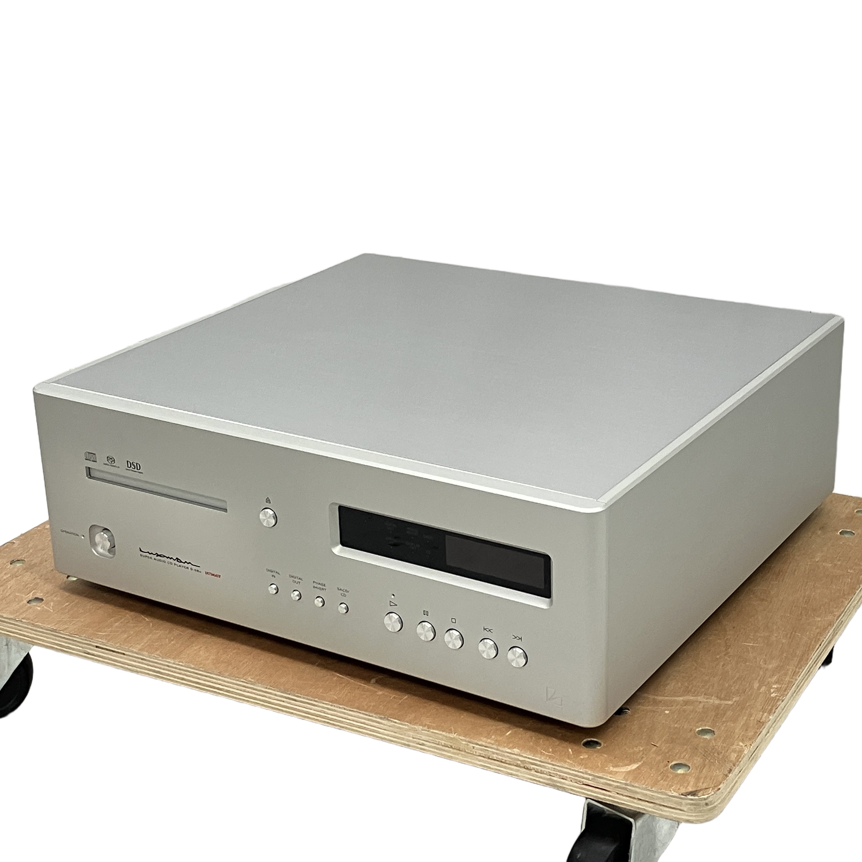 LUXMAN D-08u SACD/CDプレーヤー(2019年製 / シリアル:G90100289A / リモコン・元箱・取扱説明書・セットアップディスク付属):デジタル再生の頂点を極めるフラグシップモデル。比類なき高剛性ドライブ「LxDTM」と最新鋭のアナログ回路が紡ぐ、圧倒的な音楽の生命力。