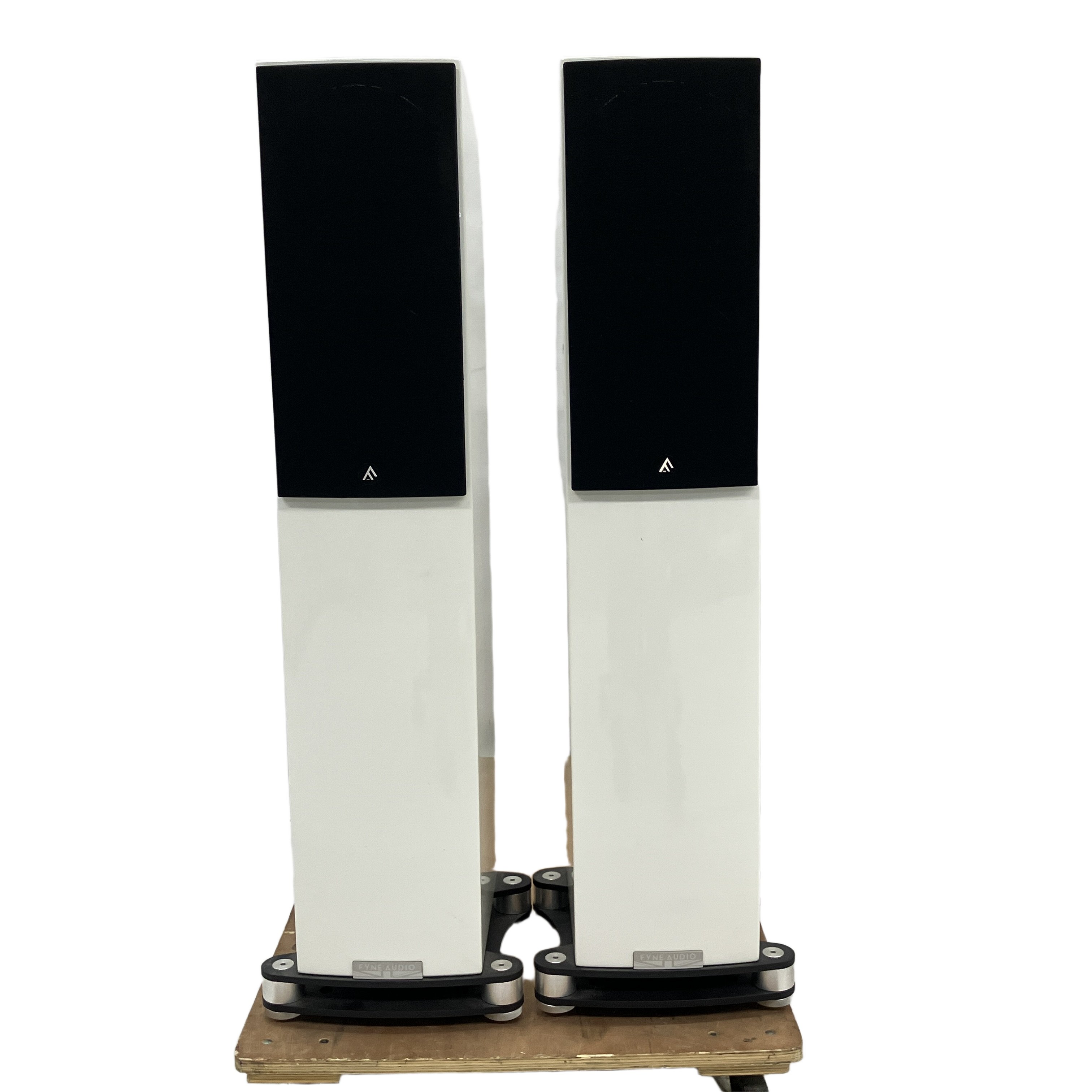 FYNE AUDIO F501SP PIANO GLOSS WHITE(イギリス・スコットランド製 / 2.5ウェイ・フロア型スピーカーペア / ペア連番シリアル:68A・68B):英国の伝統と革新が交差するスペシャルプロダクション。同軸IsoFlareとBassTraxが紡ぐ、圧倒的な音場と気高きホワイトピアノフィニッシュ。