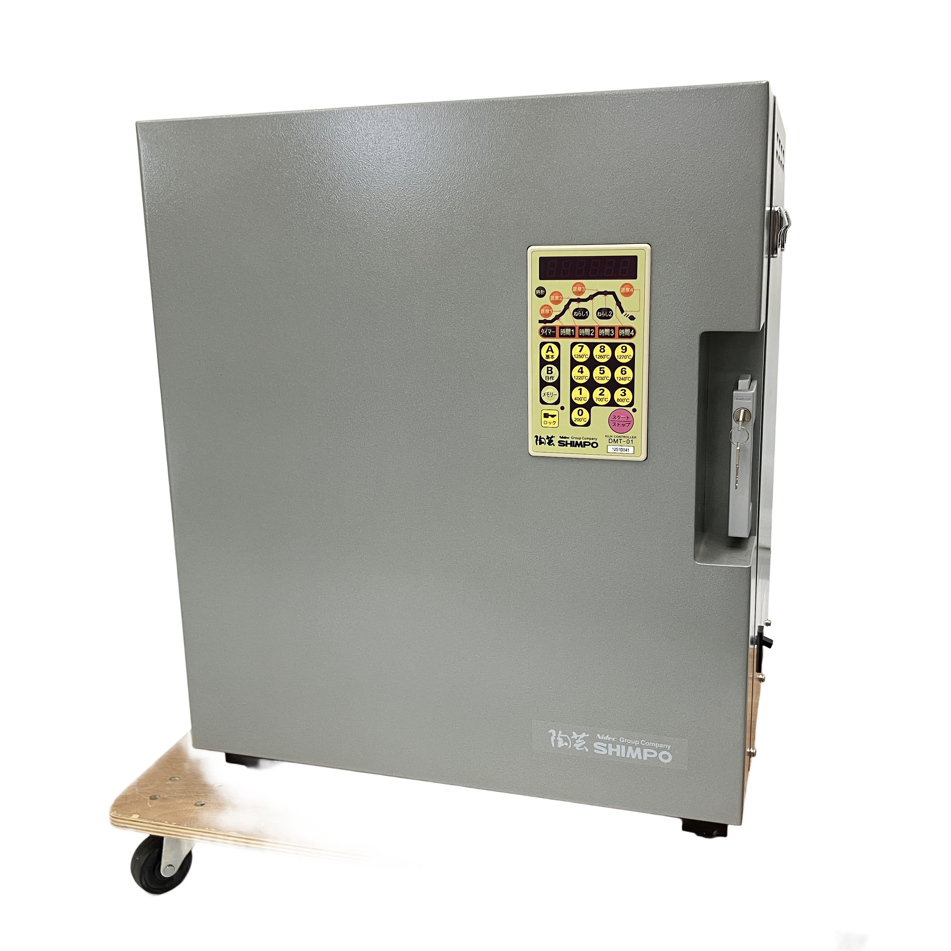 家庭用100V電源で使えてクラス最大級の広さを誇る、マイコン制御付き小型電気窯。