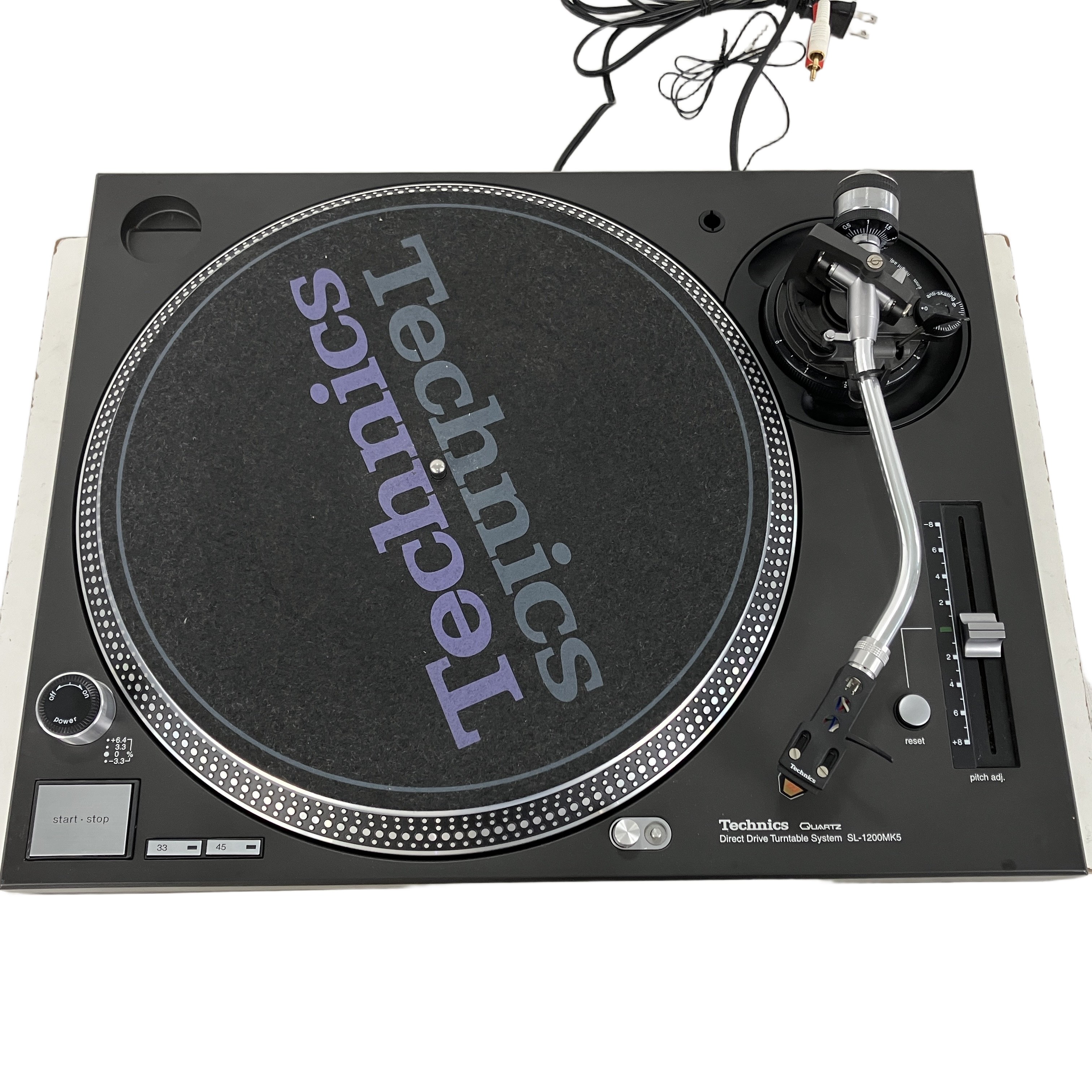 世界中のDJ・オーディオファンから愛され続ける、高い耐久性と安定した回転を誇る定番のダイレクトドライブ・ターンテーブル!