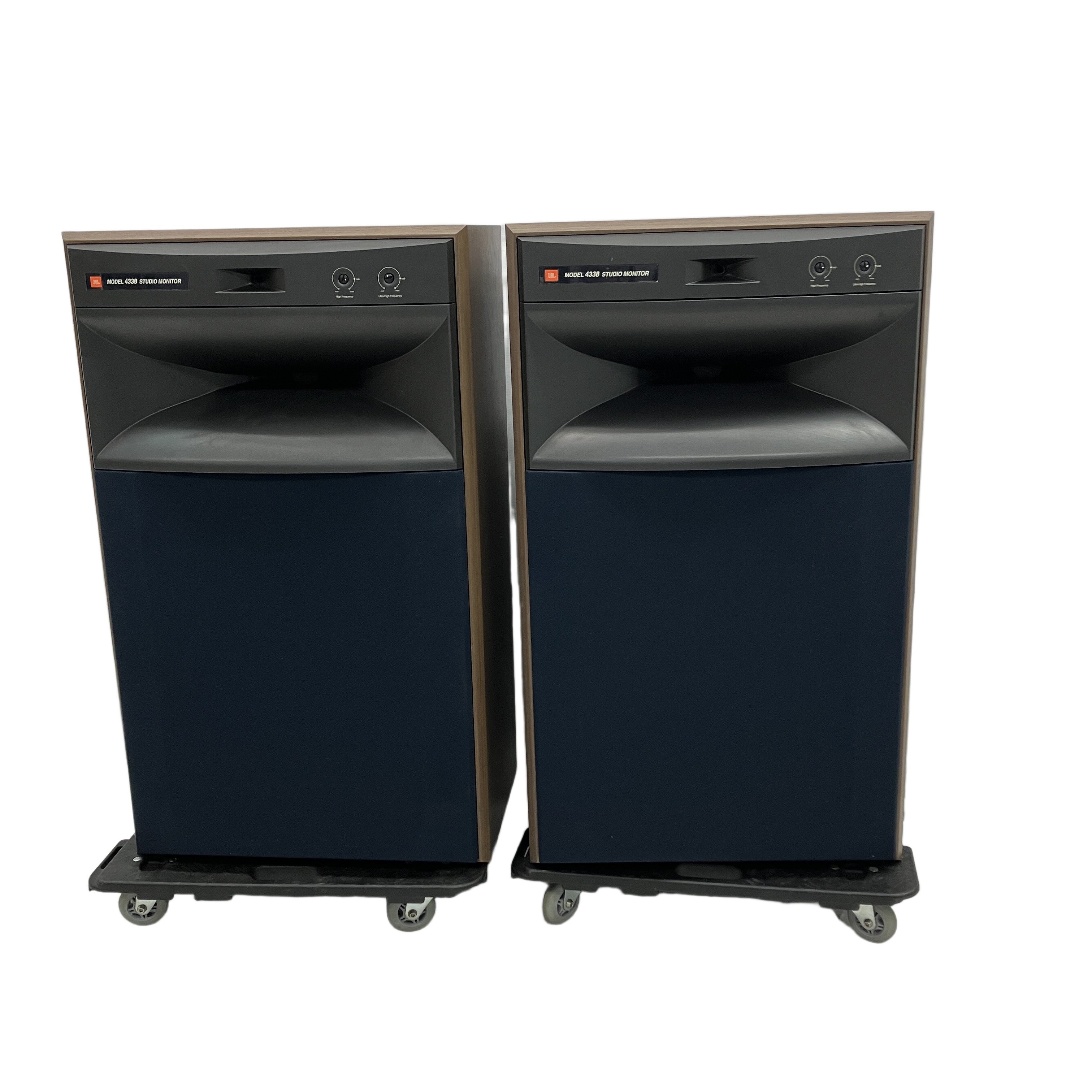 JBL 4338 STUDIO MONITOR ペア(3ウェイ 3スピーカー / 38cm(15")大口径ウーファー / 大型バイラジアルホーン / バイワイヤリング対応 / 大型スピーカー 中古):ジャズ・オーケストラの熱量をそのまま解き放つスタジオモニターの最高峰。15インチの巨躯が震わせる至高のJBLサウンド。