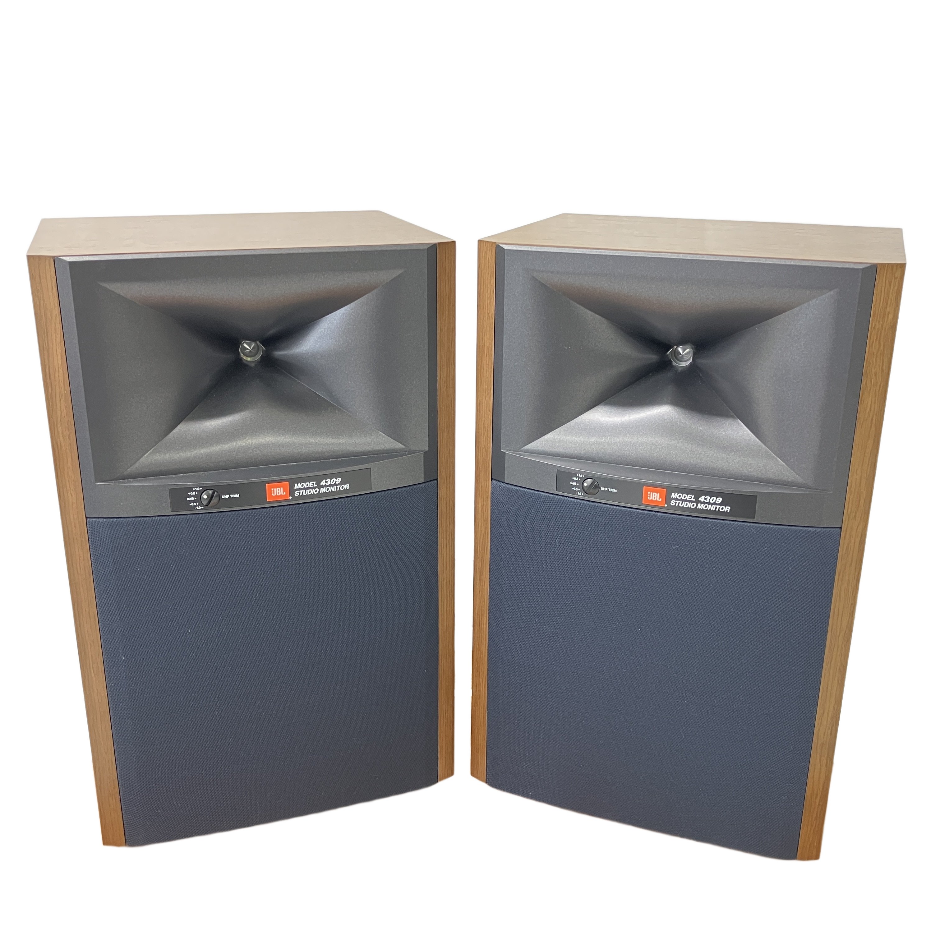 JBL MODEL 4309(2ウェイ・ブックシェルフ型スタジオモニター / HDIホーン搭載 / ウォールナット天然木仕上げ / 近番ペア / シリアル:JM0005259・JM0005230 / 中古):上位機の思想を凝縮したコンパクト・モニター。スタジオクオリティの圧倒的な音場感と躍動する低音をリビングへ。