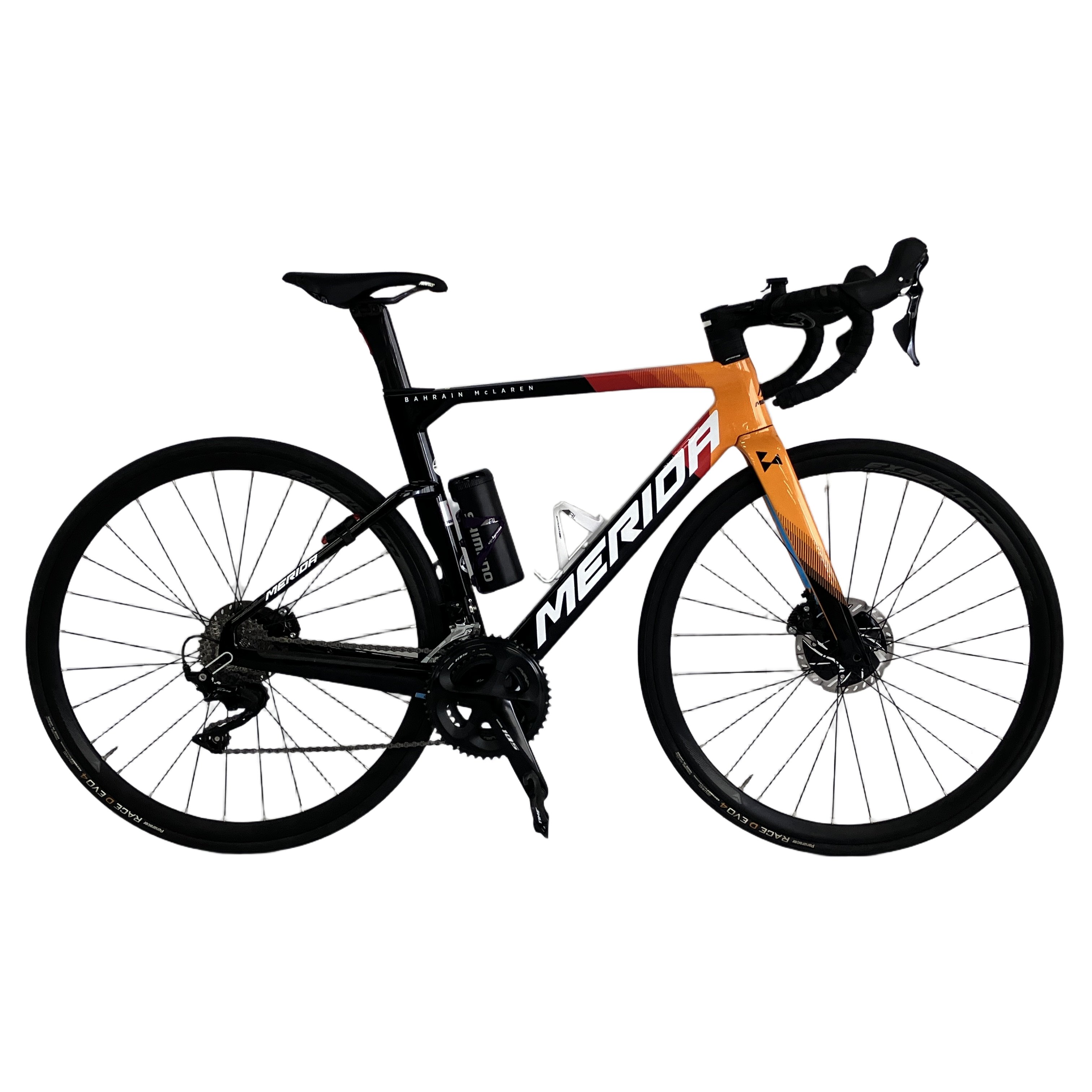 MERIDA REACTO 4000 DISC Bahrain McLaren Team Replica(CF3フルカーボンフレーム / SHIMANO 105 油圧ディスク / サイズ 50cm / シリアル AMAD40501 EYK2 / ツールボトル・CO2キット・ワイヤーロック等 豪華付属品完備 / ロードバイク 中古):風を切り裂き、サーキットの領域へ。バーレーン・マクラーレンの情熱を纏うエアロロードの最高峰。